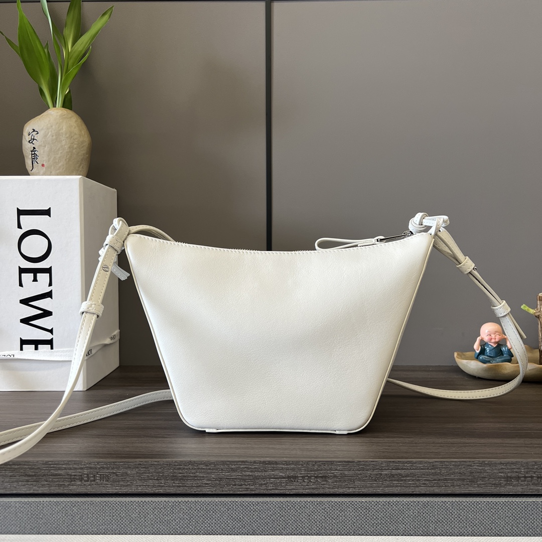loewe羅意威高仿A貨包包 經典牛皮革Hammock hobo手袋 柔白色