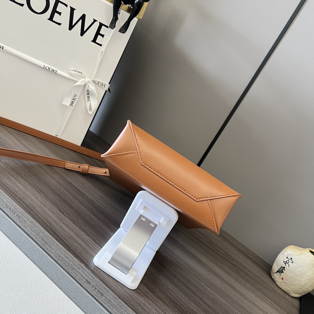 loewe羅意威原單A貨高仿包包 Standard A5 Tote手袋 棕色