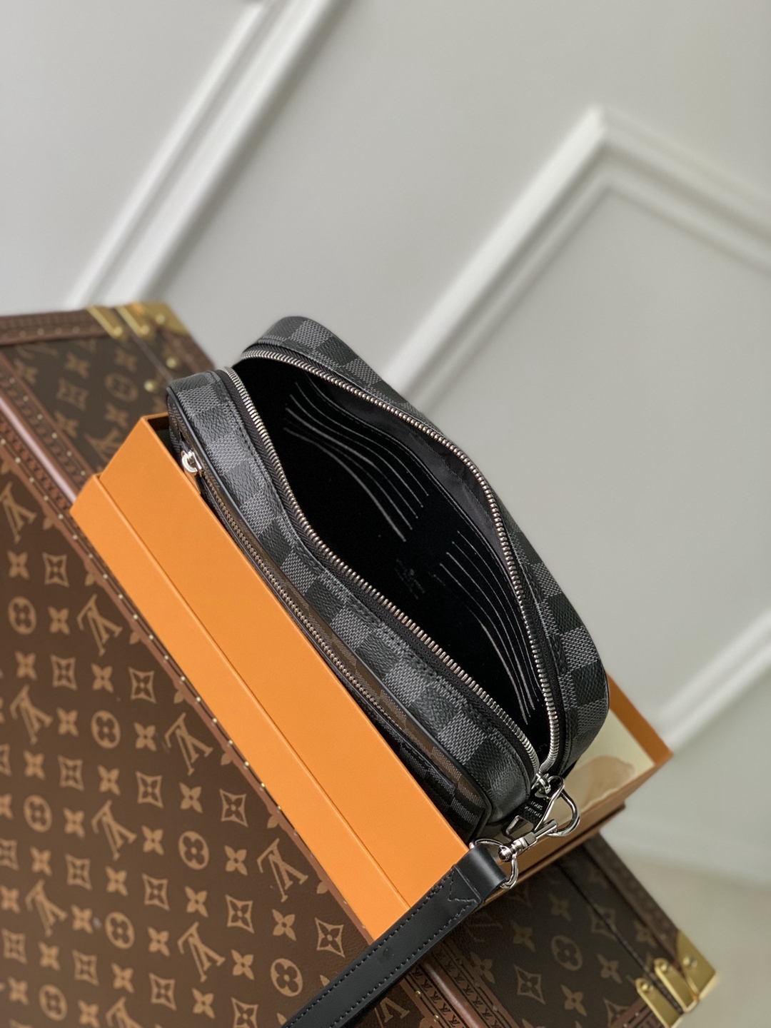 1:1lvPochette Kasai Taïga 皮革塑造紧凑构型M41664黑格錢包手拿包