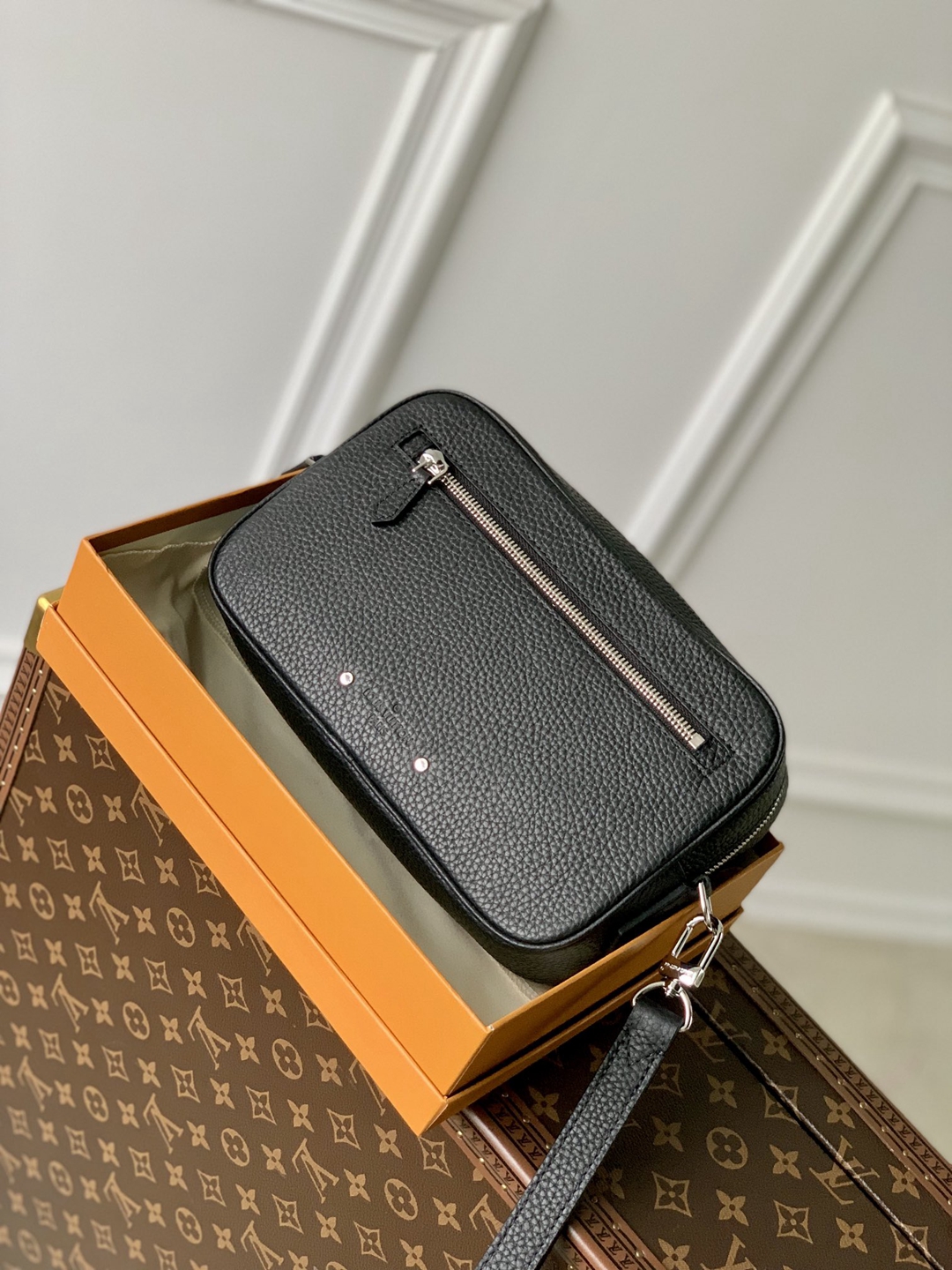 高仿lvM41663Pochette Kasai 手拿包以质感细腻的 Taïga 皮革塑造紧凑构型