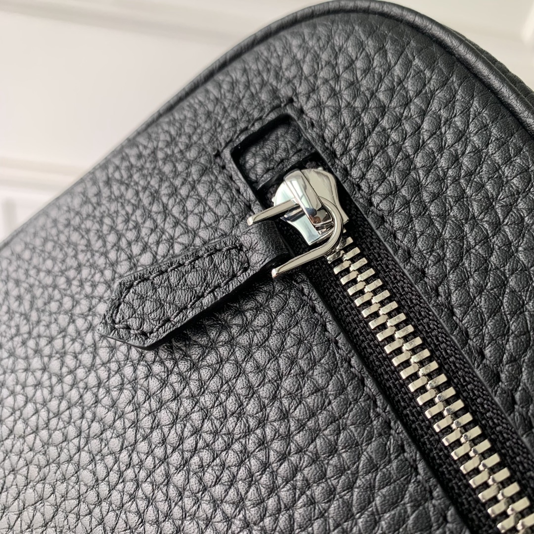 高仿lvM41663Pochette Kasai 手拿包以质感细腻的 Taïga 皮革塑造紧凑构型