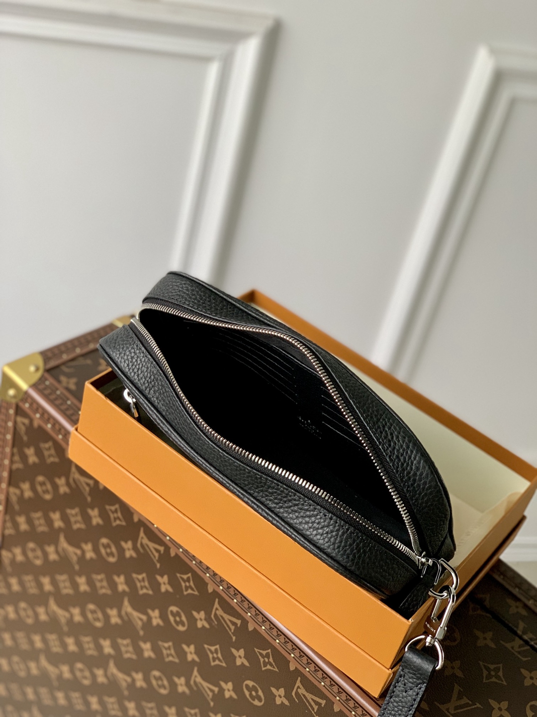 高仿lvM41663Pochette Kasai 手拿包以质感细腻的 Taïga 皮革塑造紧凑构型
