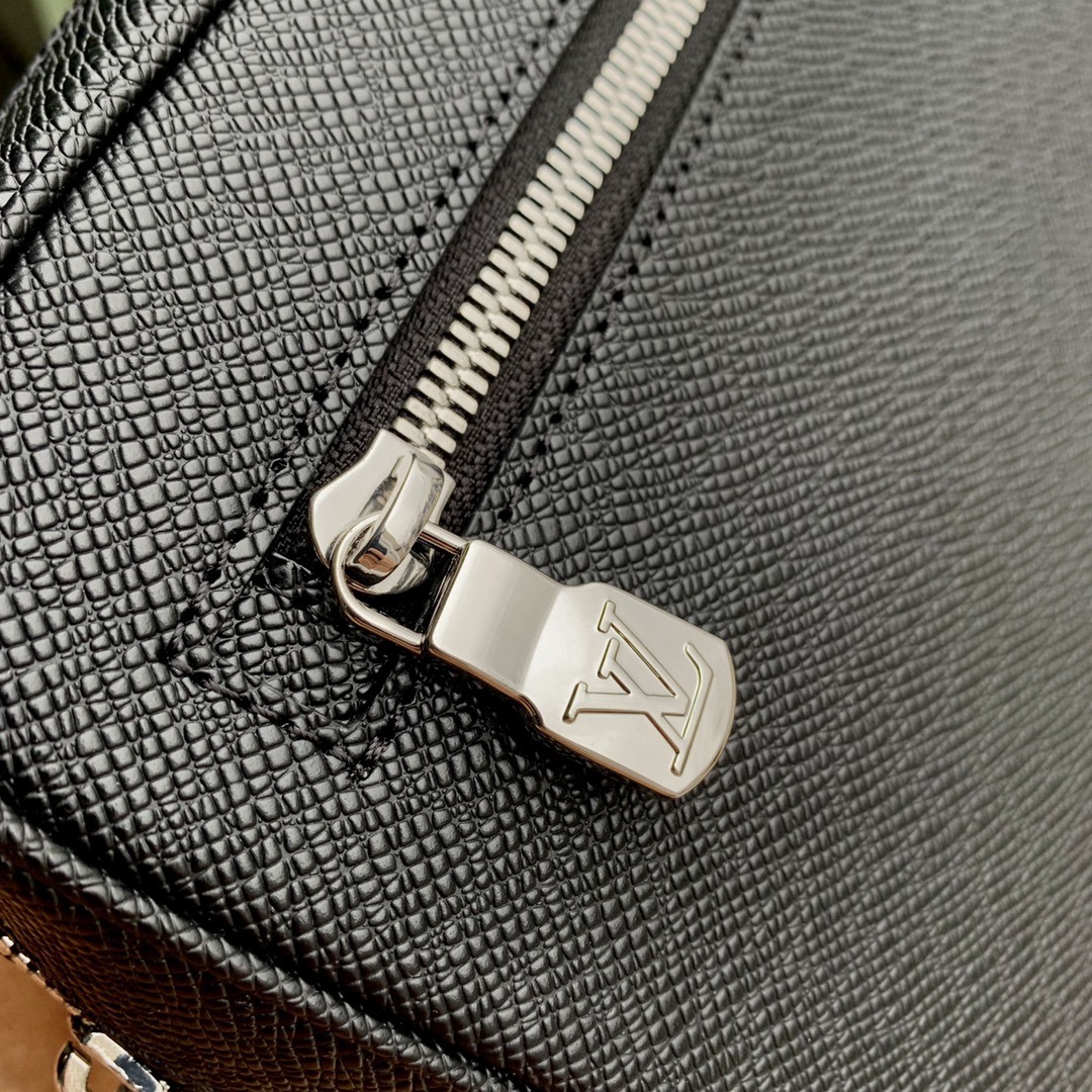 lvA貨M30441十字纹Pochette Kasai Taïga 皮革錢包手拿包