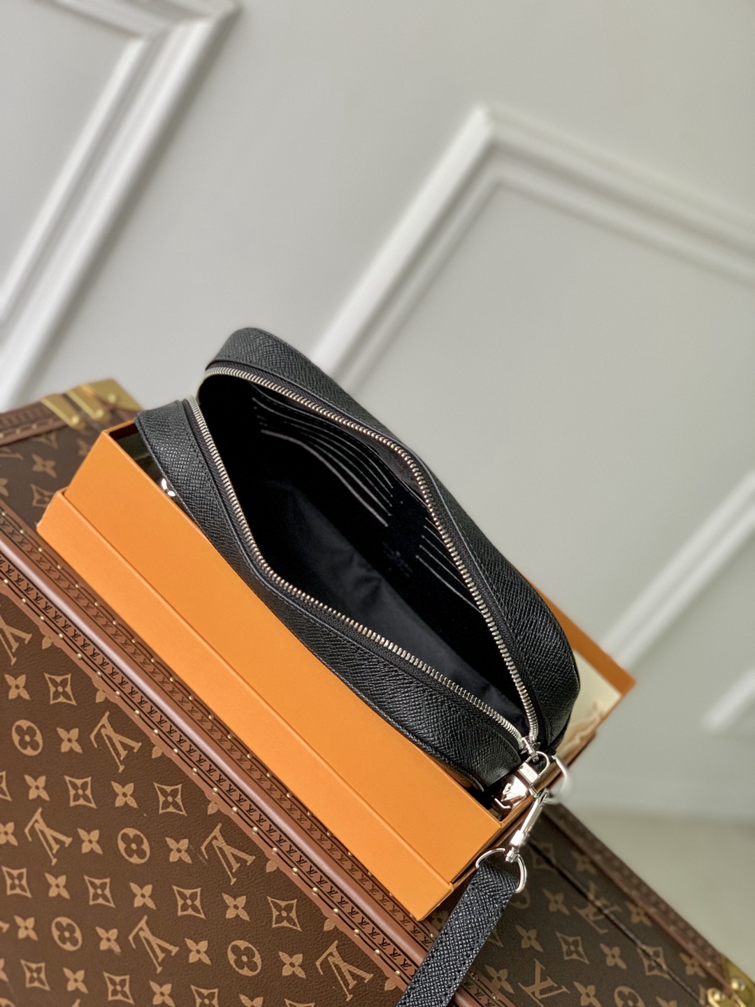 lvA貨M30441十字纹Pochette Kasai Taïga 皮革錢包手拿包