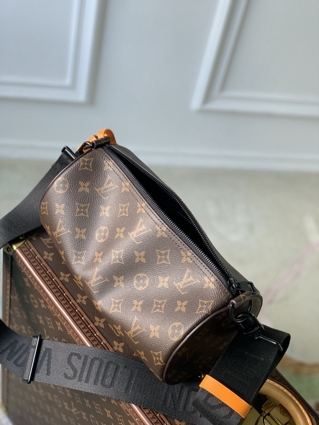 M46692老花Soft Polochon帆布亮色皮革細節頂級高仿lv化妝包單肩包女