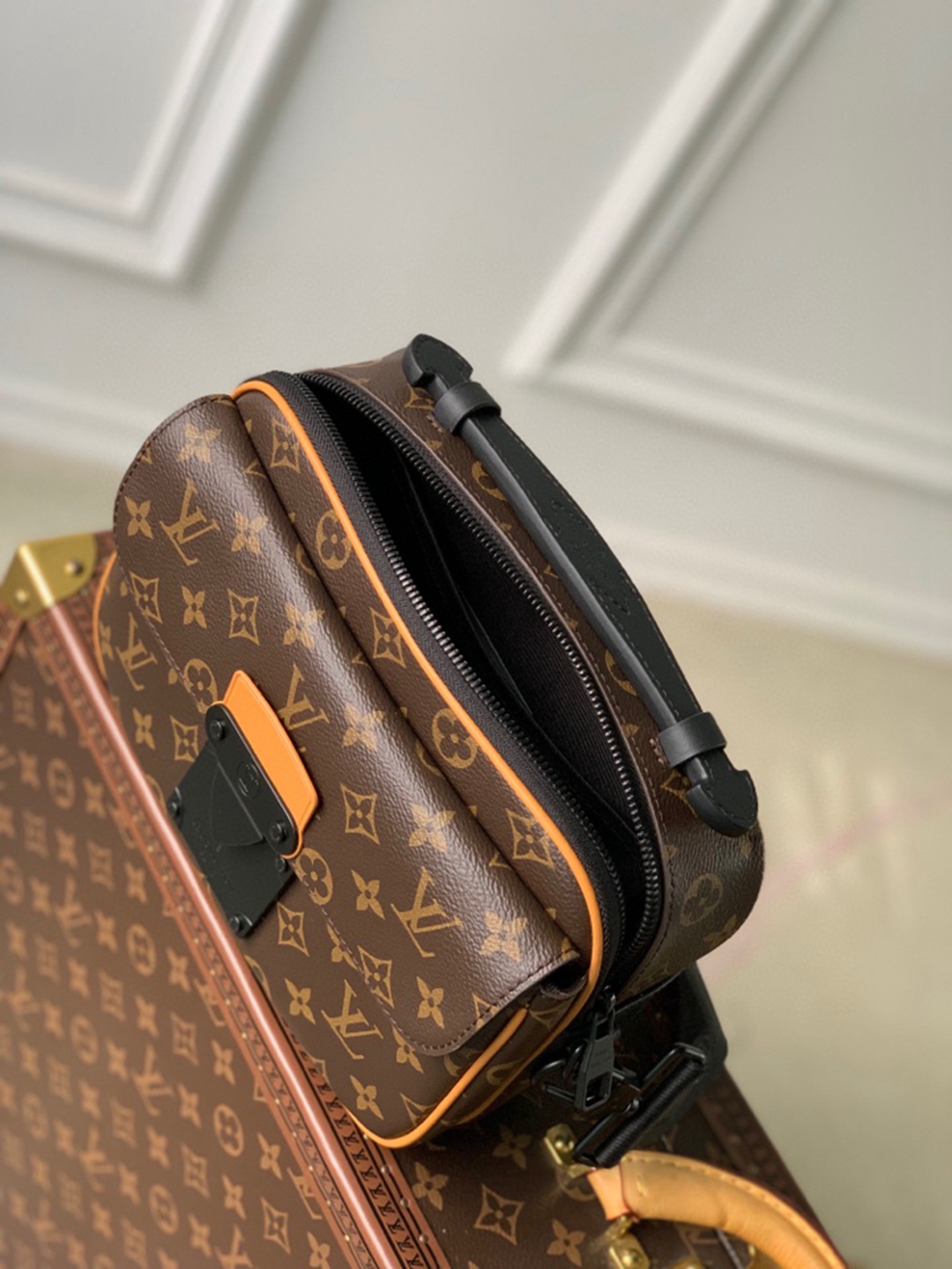 M46688老花黃皮郵差包Monogram Macassar 帆布制成高仿路易威登包包男女可用