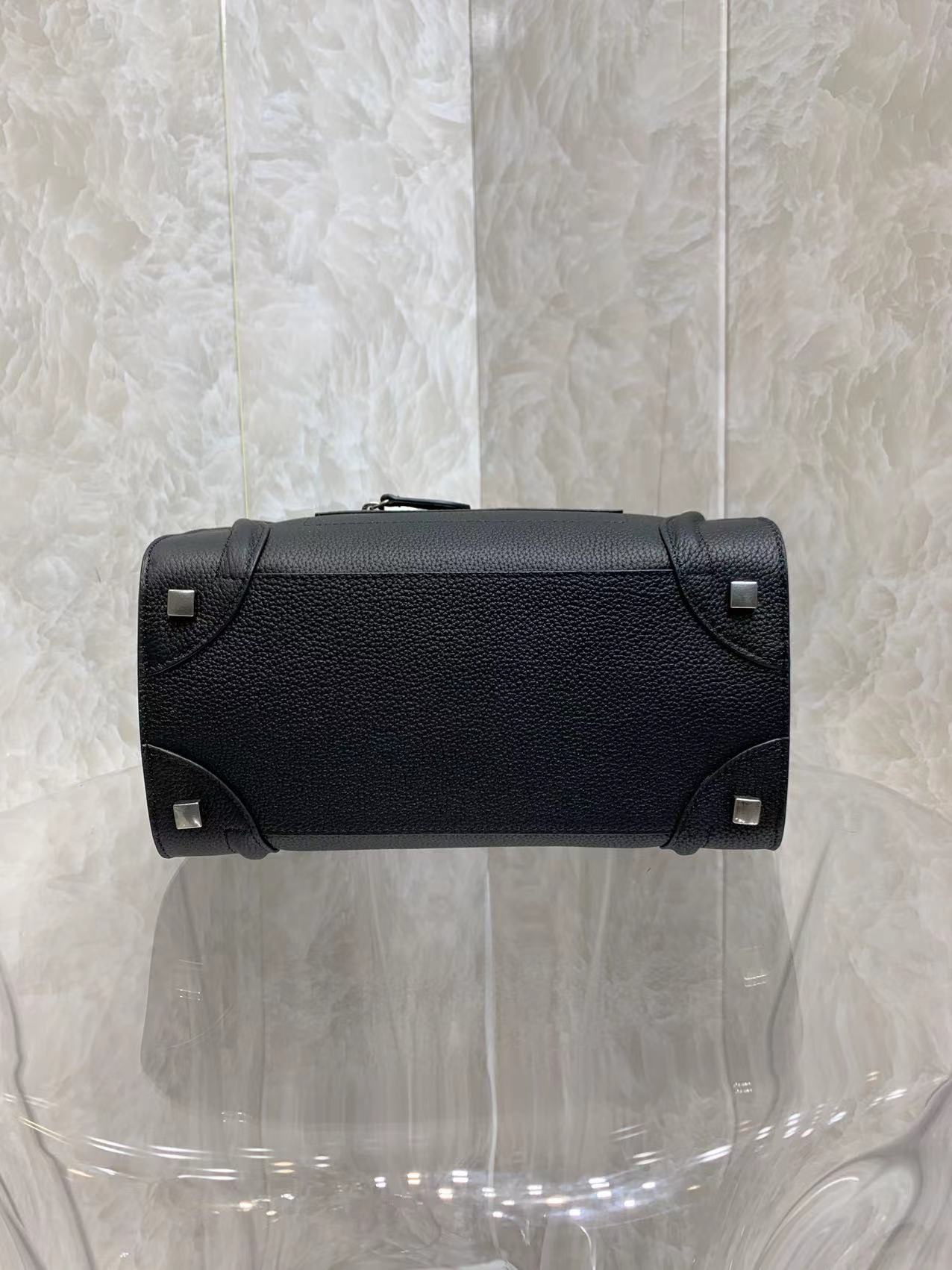 一比一複刻Celine賽琳手提包 敲打小牛皮小巧型Luggage micro手袋 笑臉包 黑