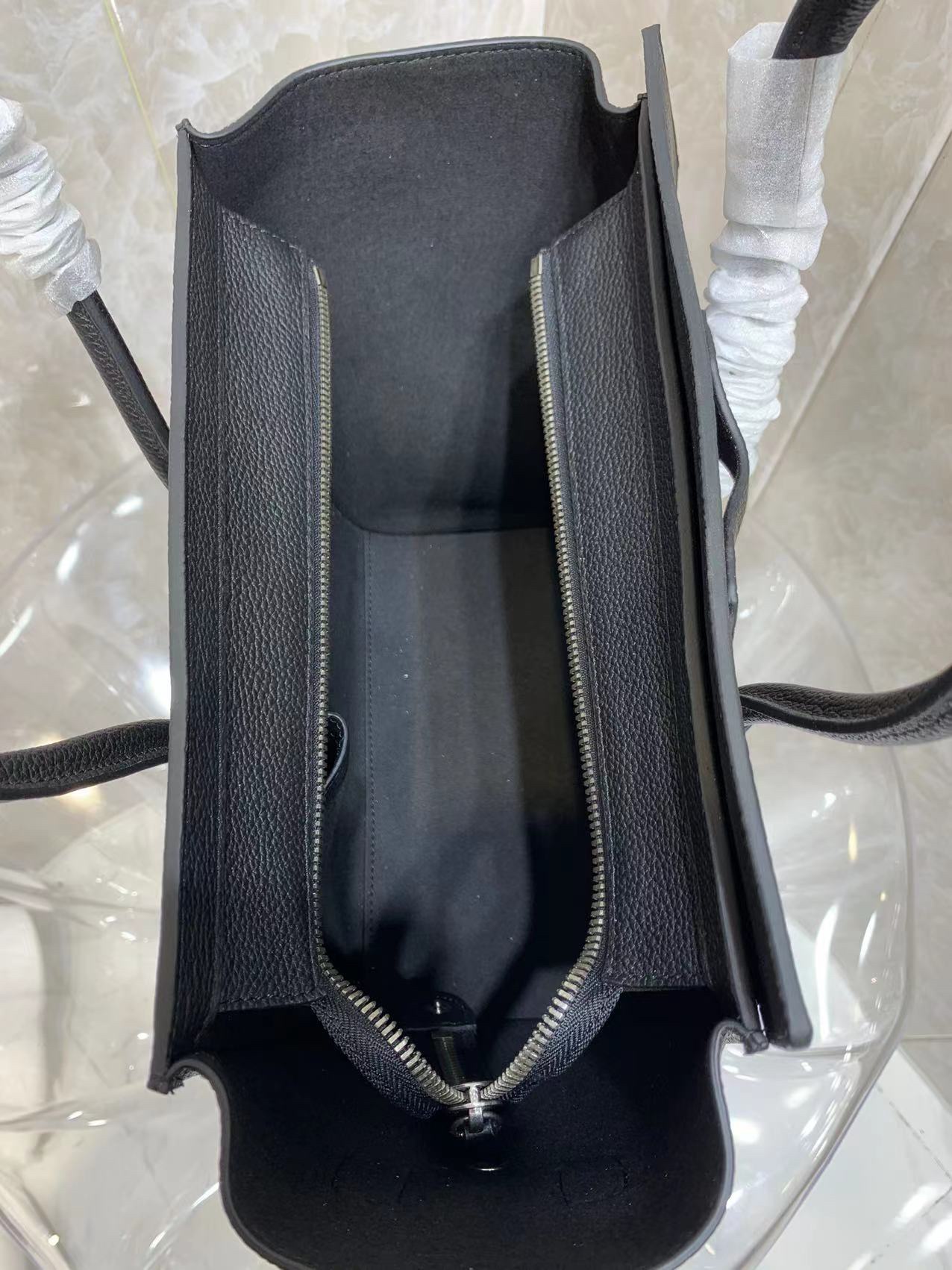 一比一複刻Celine賽琳手提包 敲打小牛皮小巧型Luggage micro手袋 笑臉包 黑