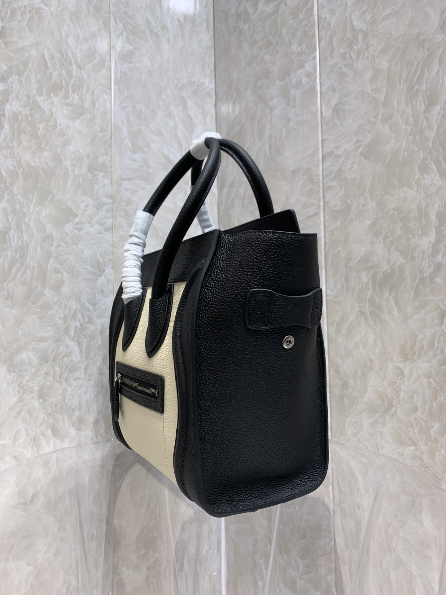 一比一複刻Celine賽琳手提包 敲打小牛皮小巧型Luggage micro手袋 笑臉包黑白