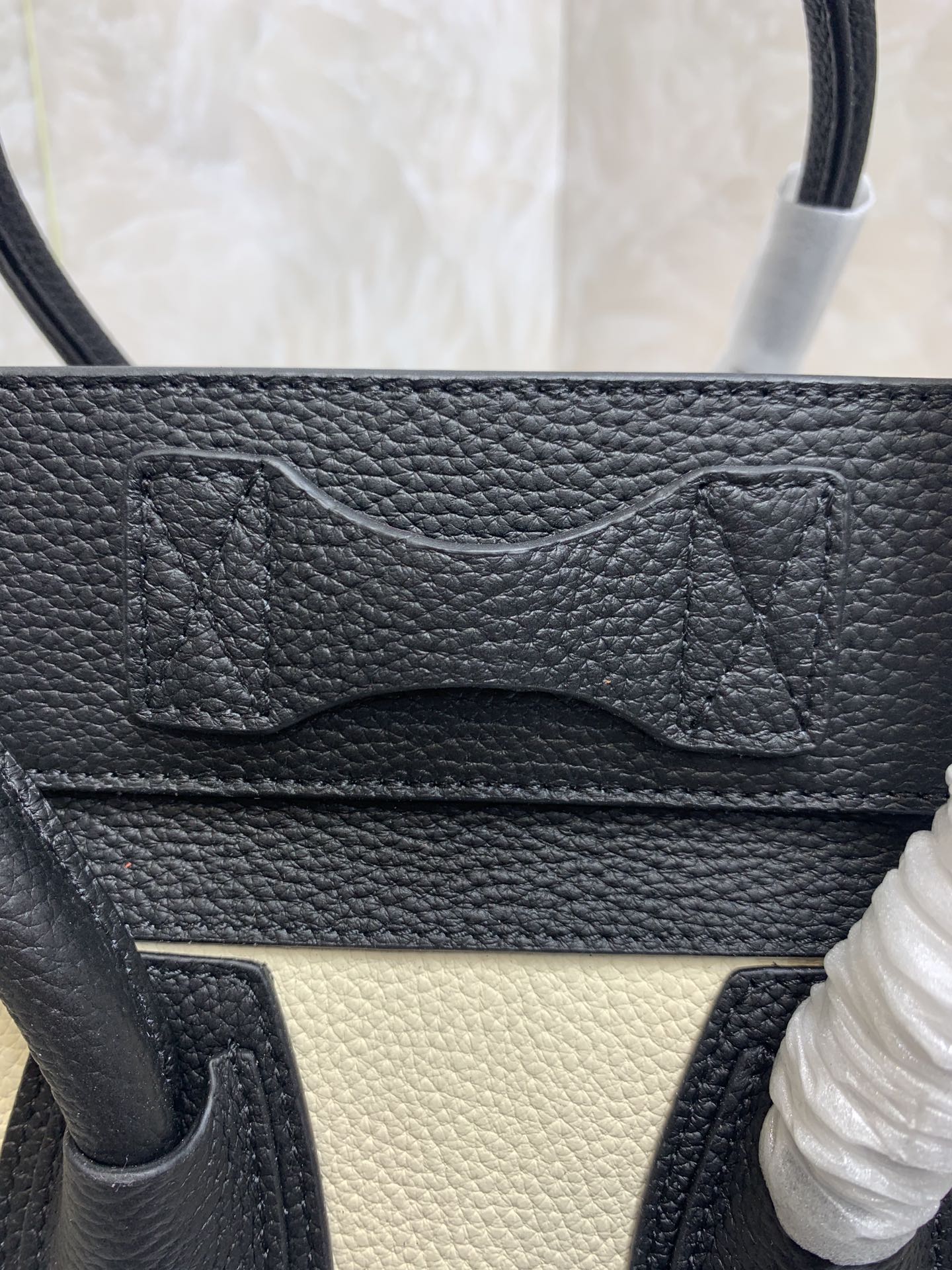 一比一複刻Celine賽琳手提包 敲打小牛皮小巧型Luggage micro手袋 笑臉包黑白
