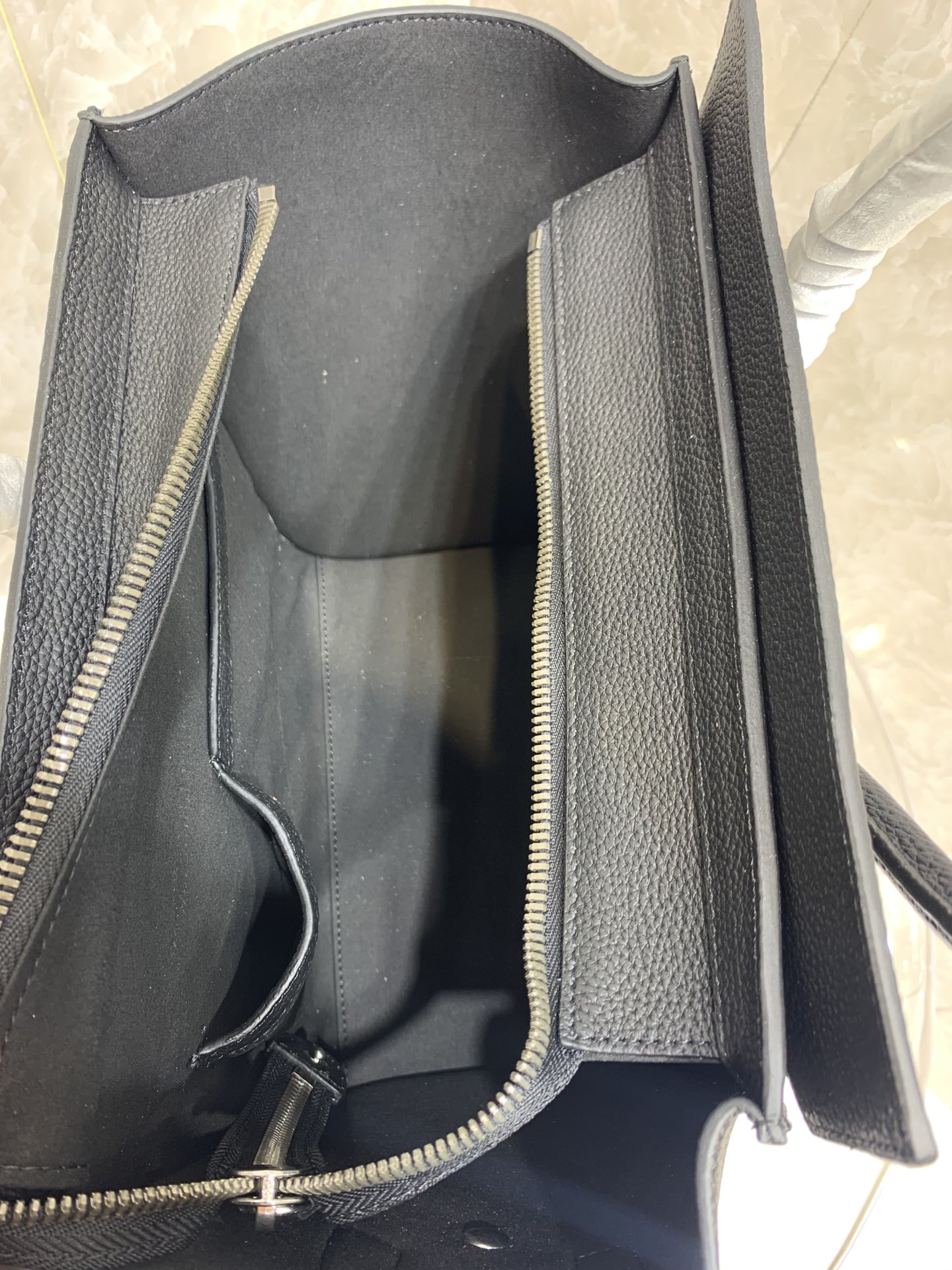 一比一複刻Celine賽琳手提包 敲打小牛皮小巧型Luggage micro手袋 笑臉包黑白