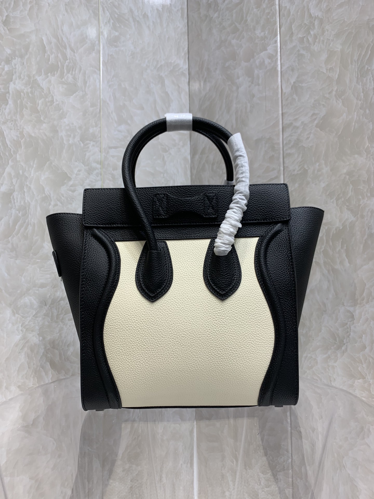 一比一複刻Celine賽琳手提包 敲打小牛皮小巧型Luggage micro手袋 笑臉包黑白
