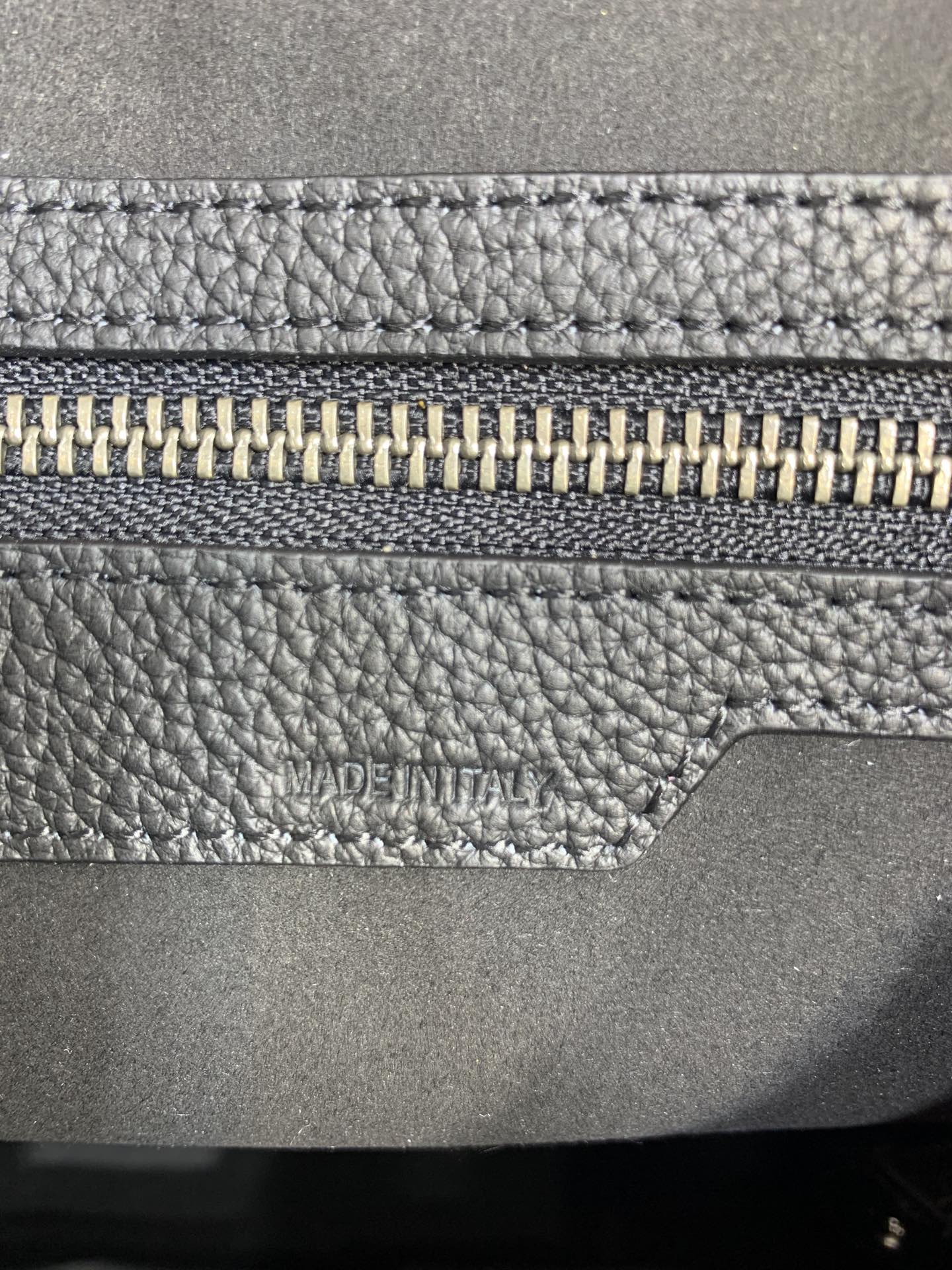一比一複刻Celine賽琳手提包 敲打小牛皮小巧型Luggage micro手袋 笑臉包黑白