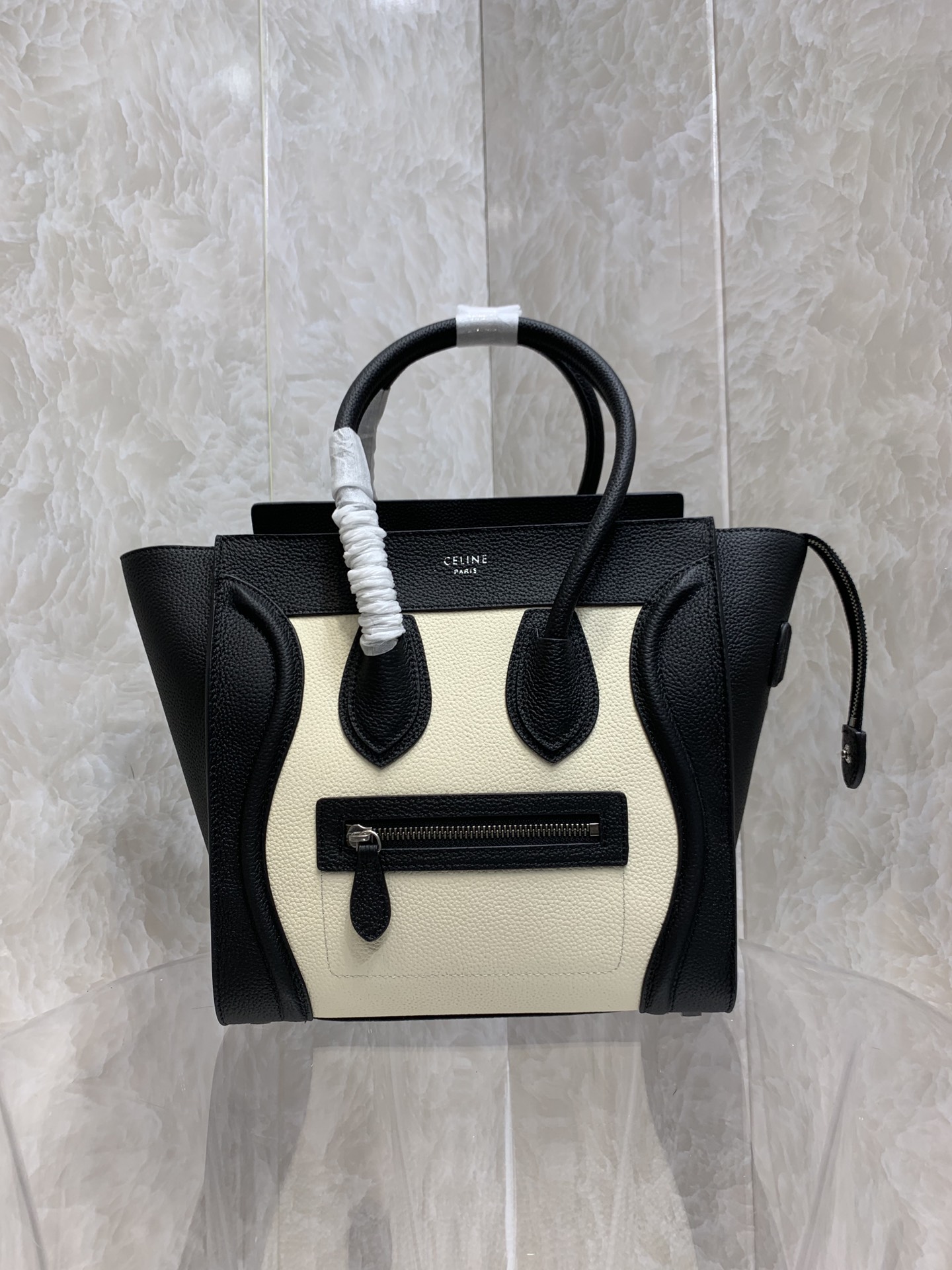 一比一複刻Celine賽琳手提包 敲打小牛皮小巧型Luggage micro手袋 笑臉包黑白