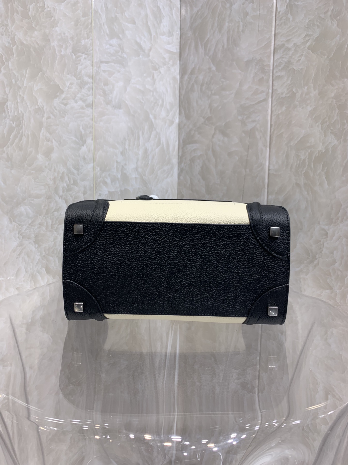 一比一複刻Celine賽琳手提包 敲打小牛皮小巧型Luggage micro手袋 笑臉包黑白