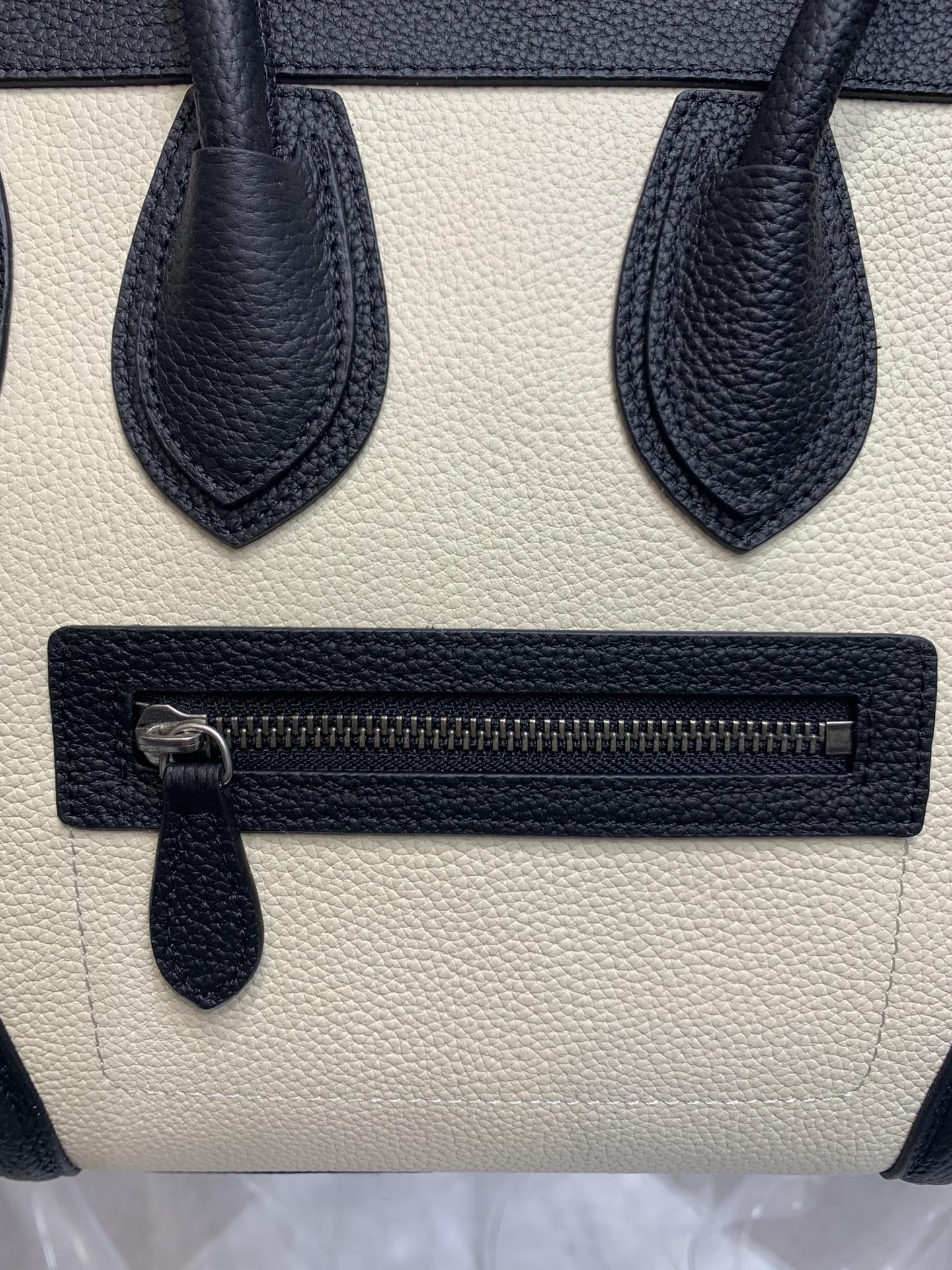 一比一複刻Celine賽琳手提包 敲打小牛皮小巧型Luggage micro手袋 笑臉包黑白