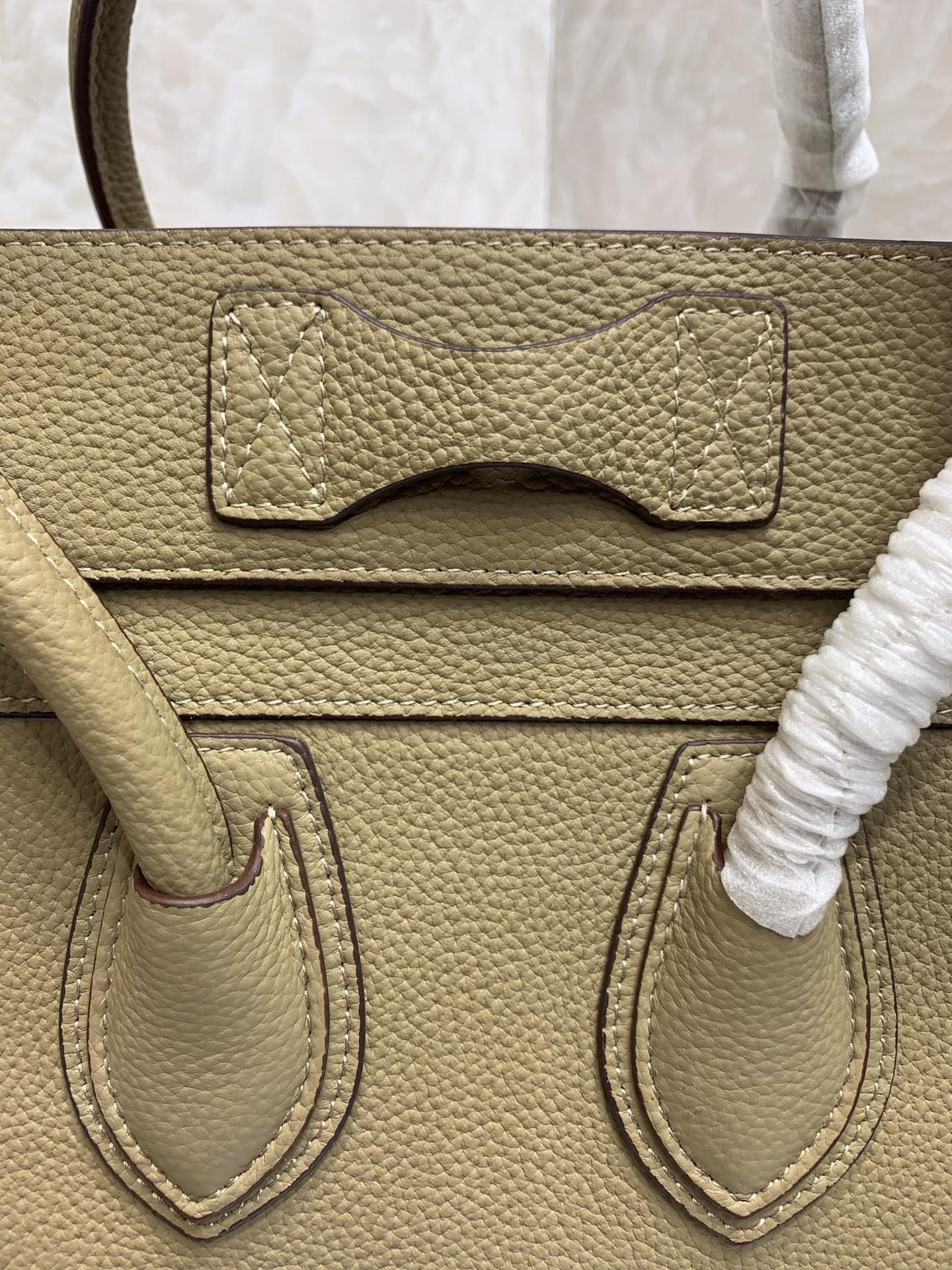 一比一複刻Celine賽琳手提包 敲打小牛皮小巧型Luggage micro手袋 笑臉包 卡其