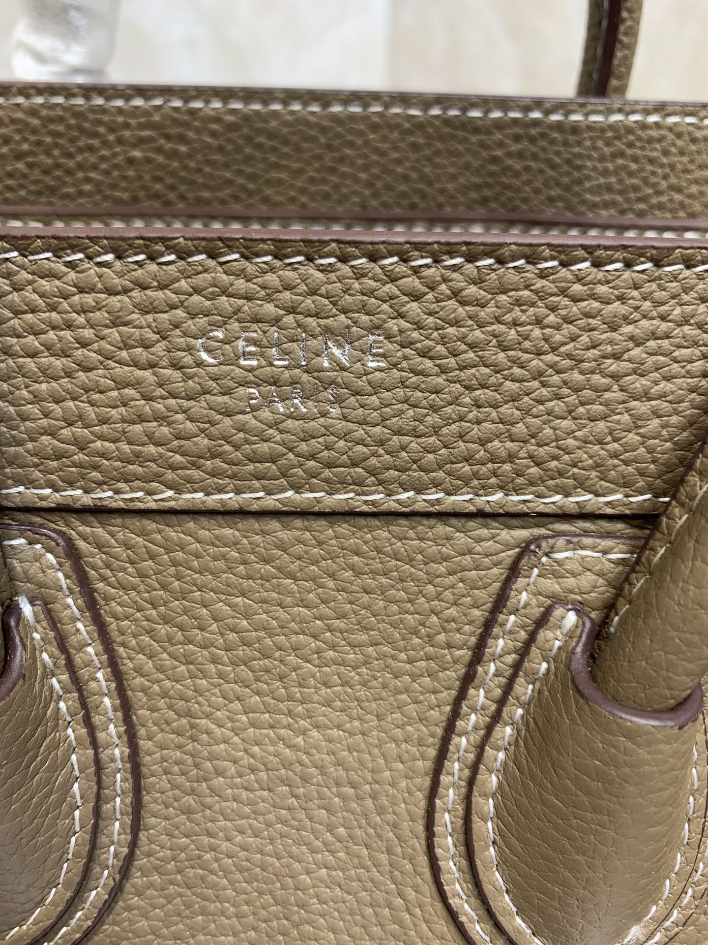 一比一複刻Celine賽琳手提包 敲打小牛皮袖珍型Luggage nano手袋 笑臉包 棕色