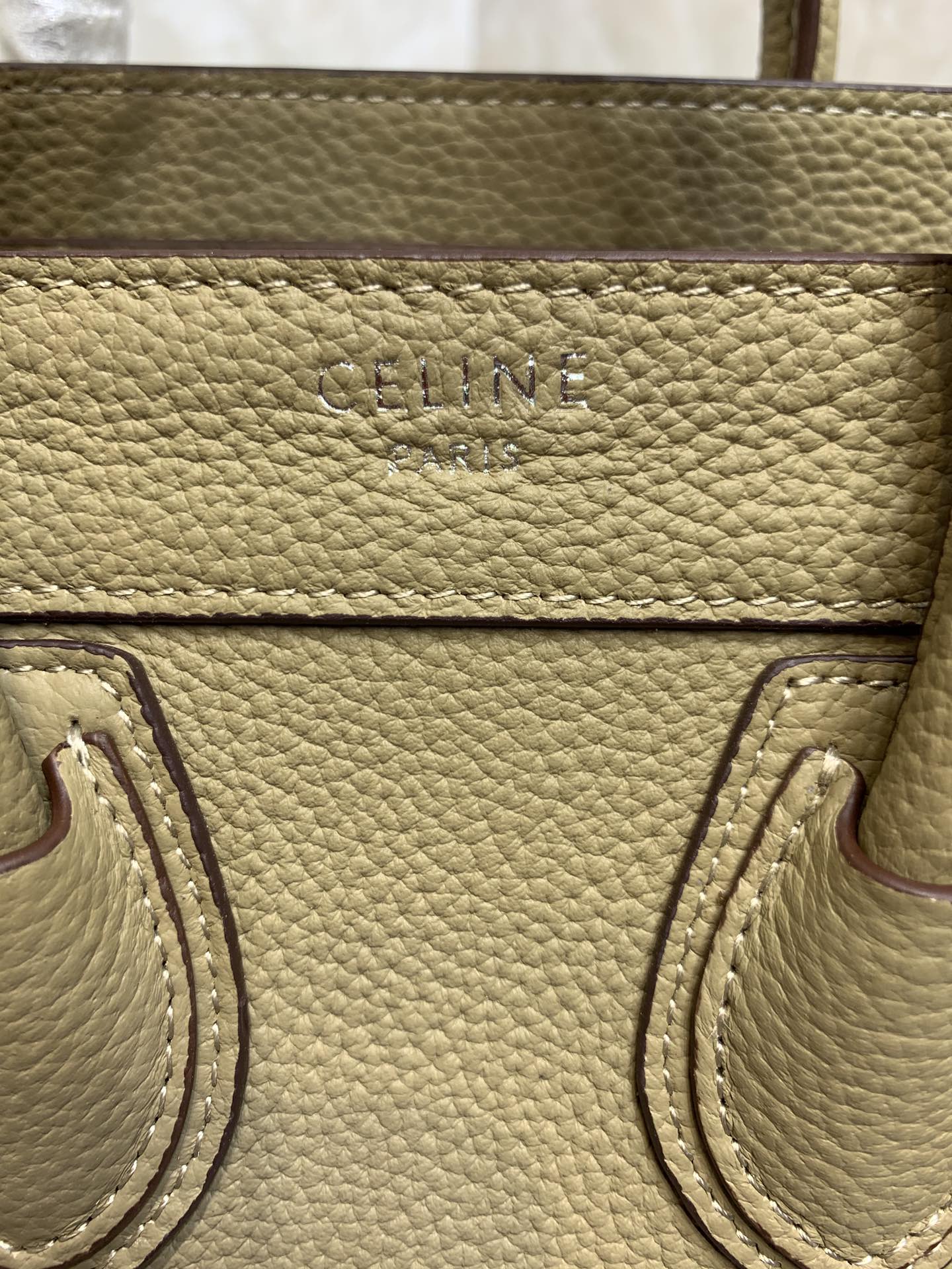 一比一複刻Celine賽琳手提包 敲打小牛皮袖珍型Luggage nano手袋 笑臉包 卡其