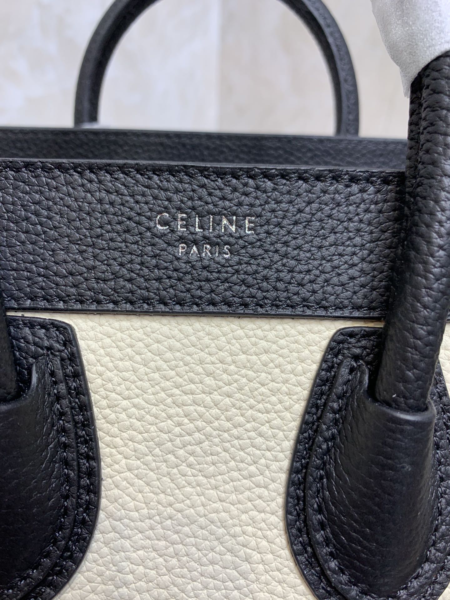 一比一複刻Celine賽琳手提包 敲打小牛皮袖珍型Luggage nano手袋 笑臉包 黑白