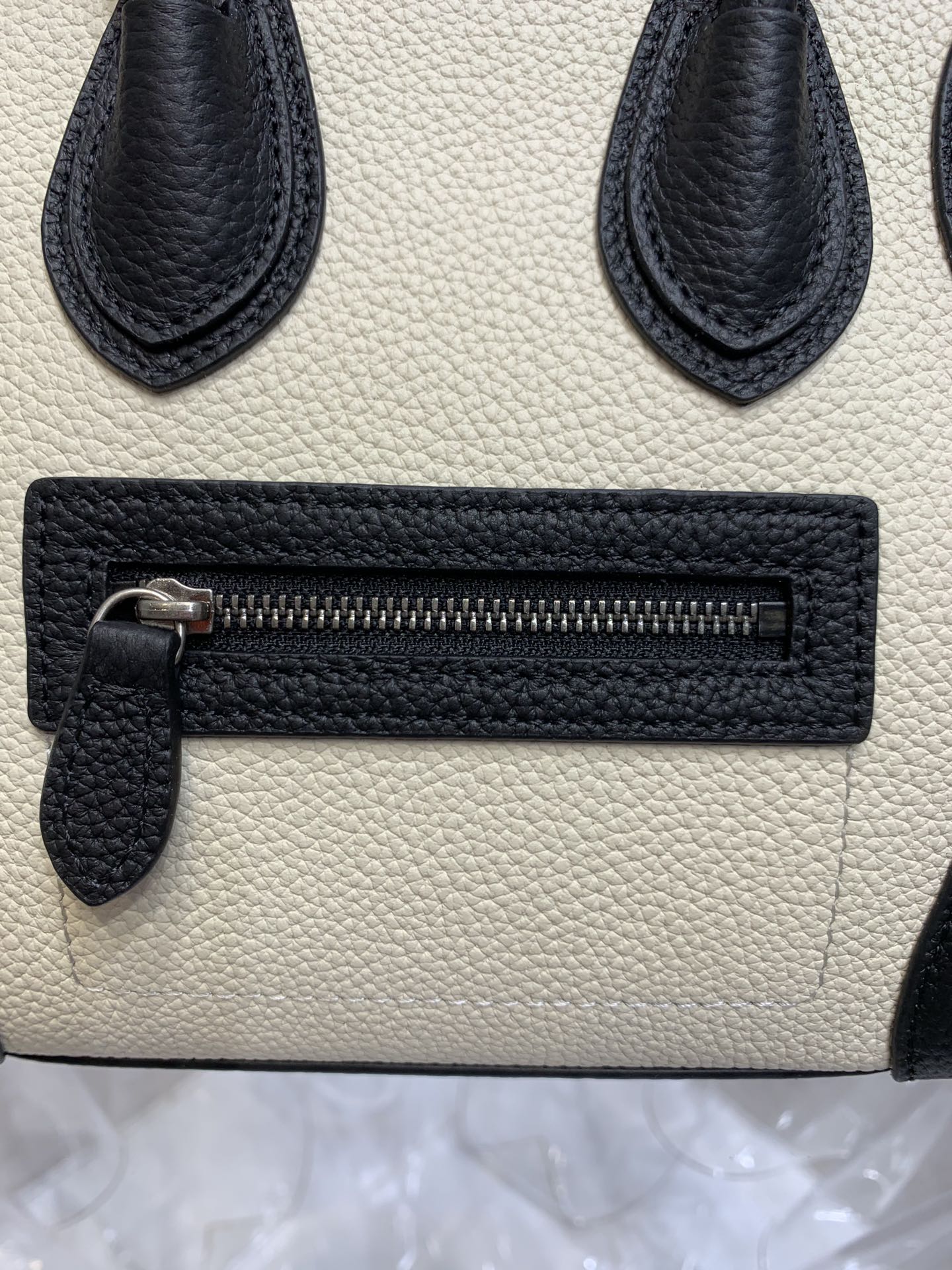 一比一複刻Celine賽琳手提包 敲打小牛皮袖珍型Luggage nano手袋 笑臉包 黑白