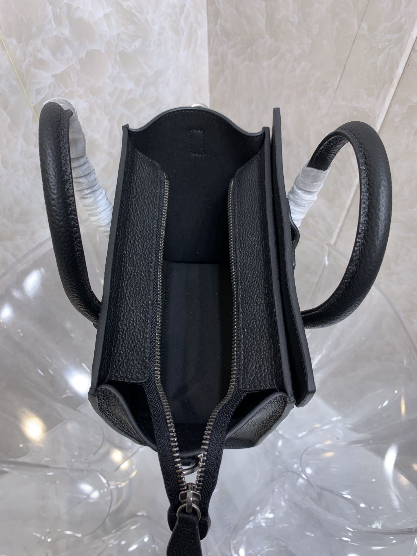 一比一複刻Celine賽琳手提包 敲打小牛皮袖珍型Luggage nano手袋 笑臉包 黑白