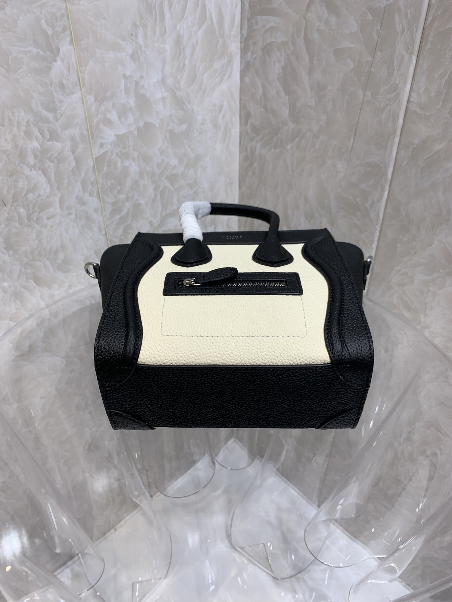 一比一複刻Celine賽琳手提包 敲打小牛皮袖珍型Luggage nano手袋 笑臉包 黑白