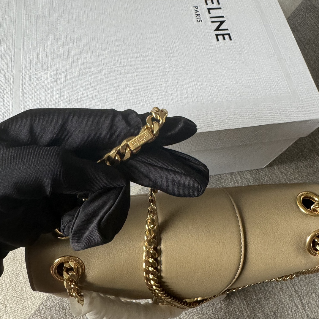一比一複刻名牌包Celine賽琳 柔軟牛皮革中號Celine Victoire手袋 棕色