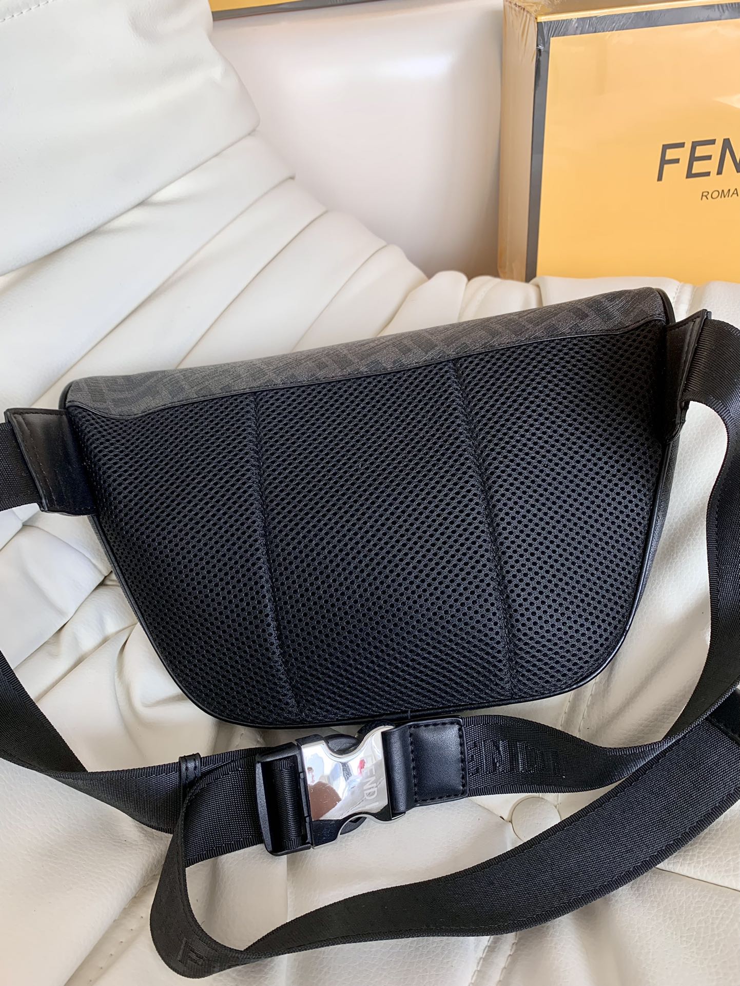 頂級高仿芬迪Fendi包包黑色斜跨包新品 男女同款