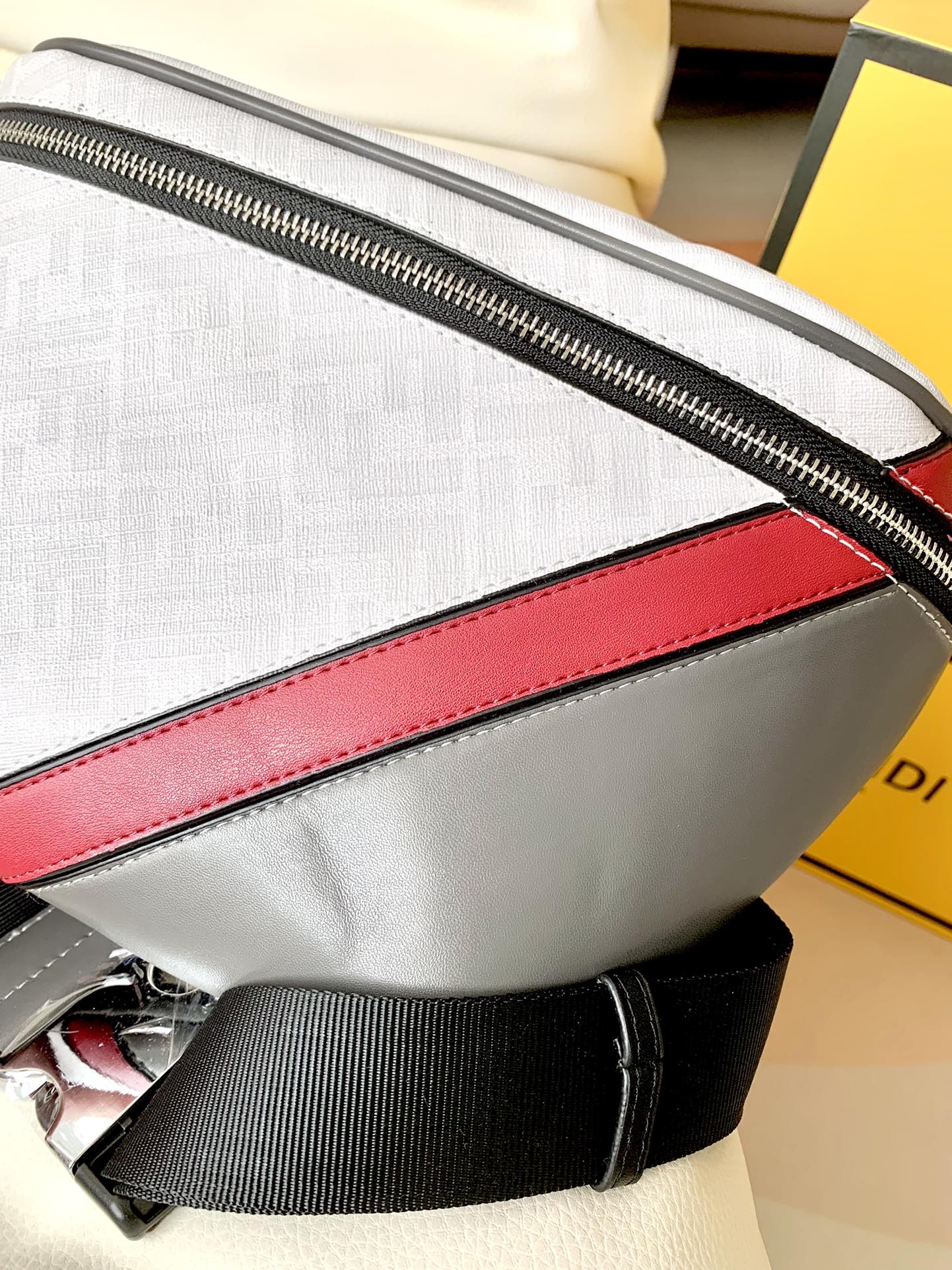 精美白色頂級A貨芬迪包包真皮材質斜跨包