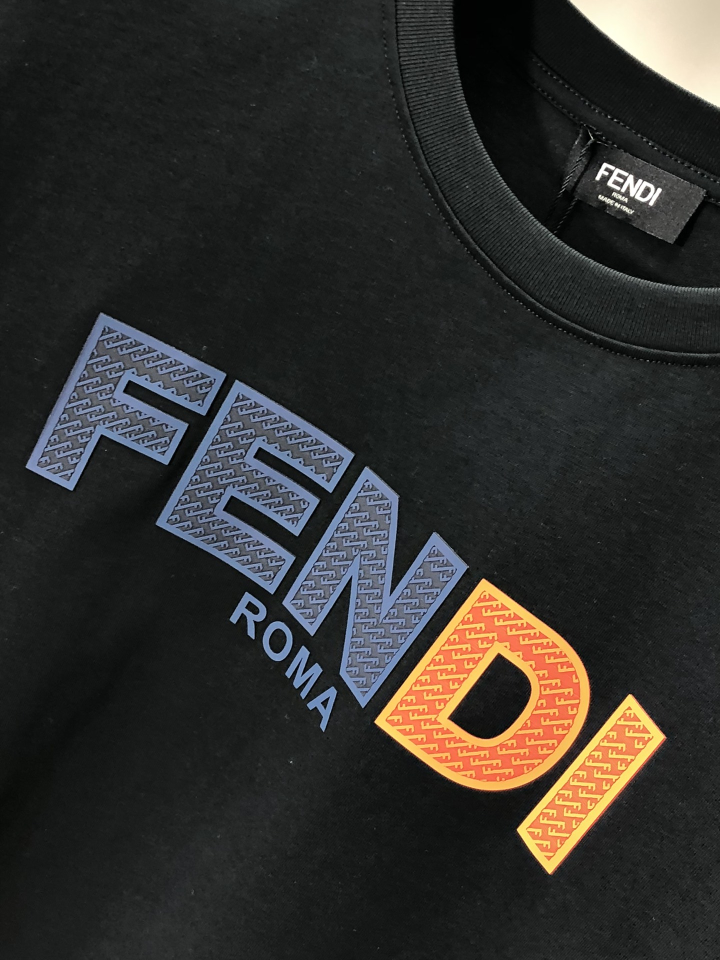 完美的黑色FENDI芬迪高仿圓領短袖T恤衫專櫃同步