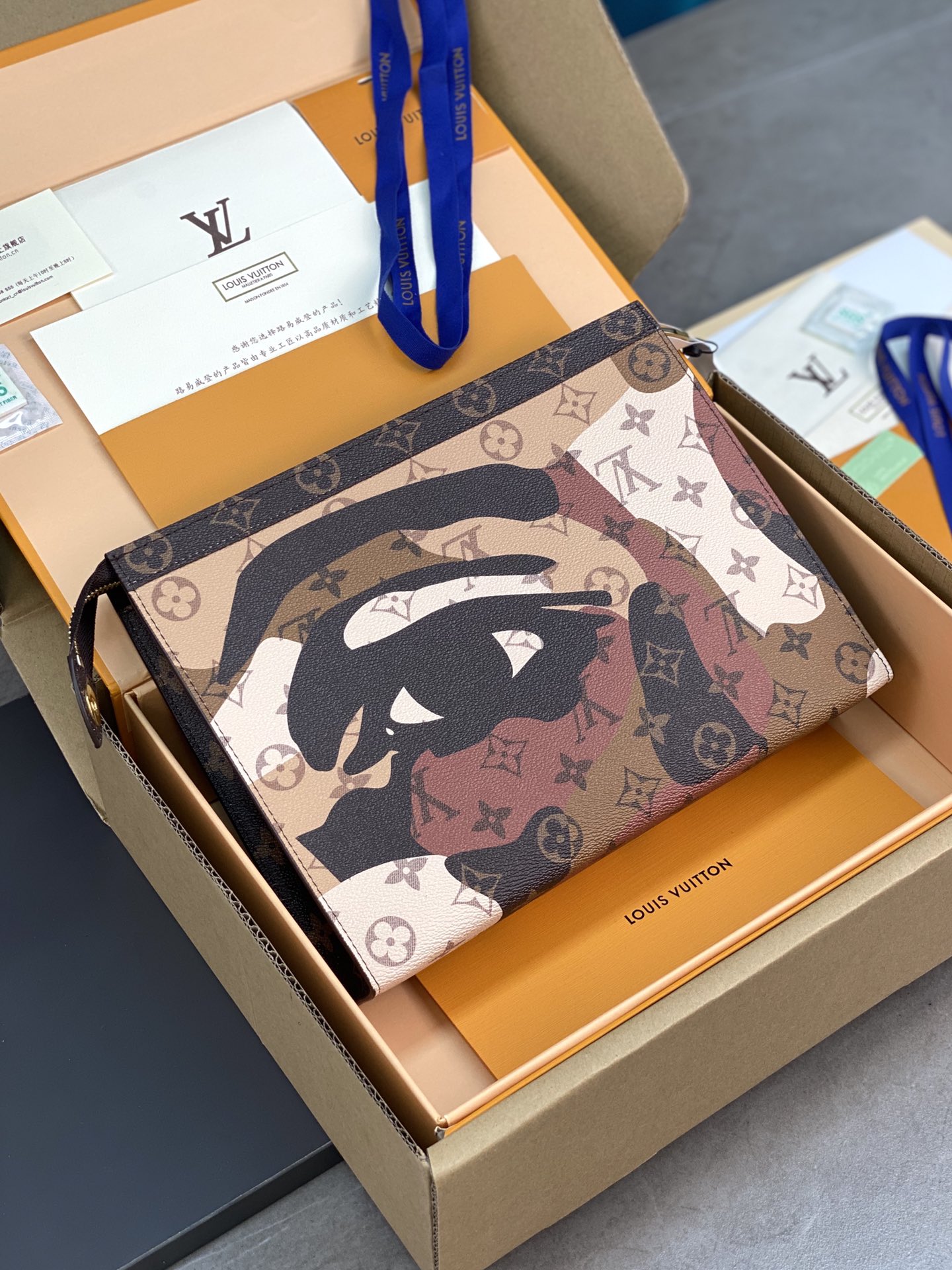 M82589 老花 LV 頂級原單手拿包 Pochette Voyage 系列