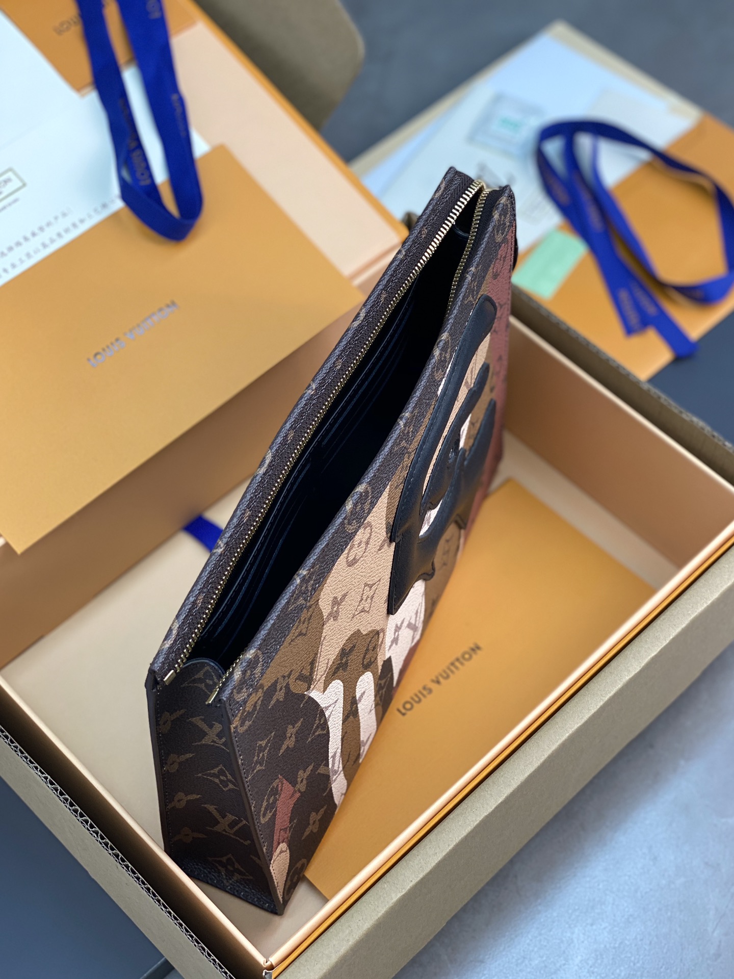 M82589 老花 LV 頂級原單手拿包 Pochette Voyage 系列