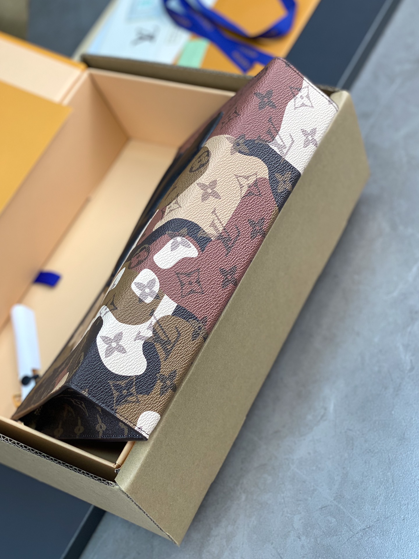 M82589 老花 LV 頂級原單手拿包 Pochette Voyage 系列