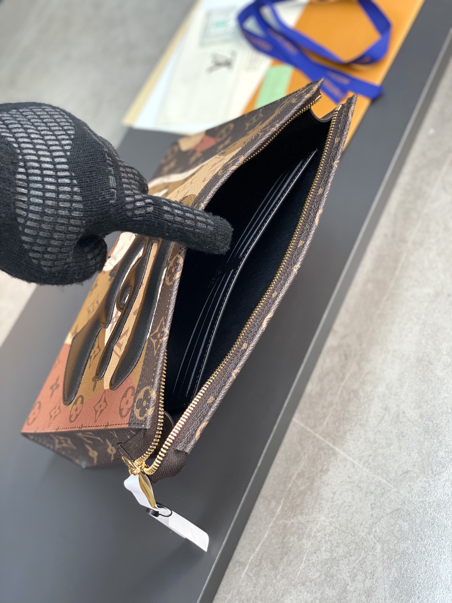 M82589 老花 LV 頂級原單手拿包 Pochette Voyage 系列