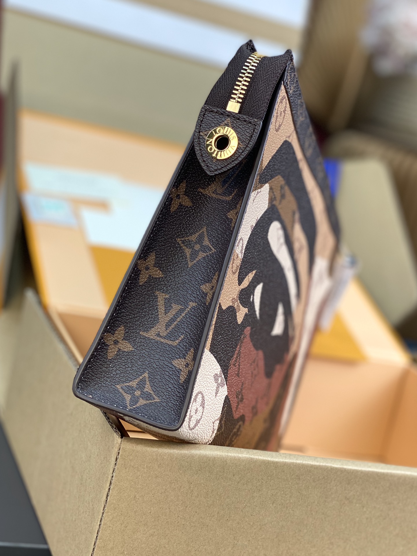 M82589 老花 LV 頂級原單手拿包 Pochette Voyage 系列