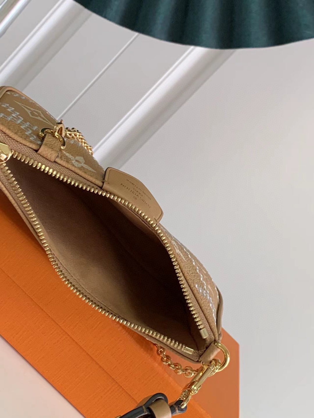M80349路易威登 LV頂級高仿手提袋 Easy Pouch On Strap