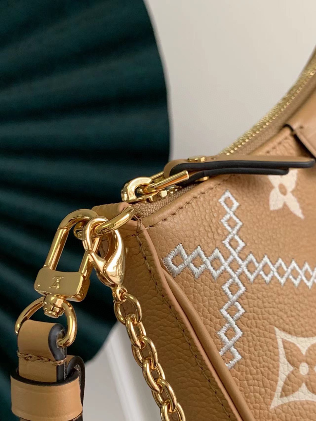 M80349路易威登 LV頂級高仿手提袋 Easy Pouch On Strap