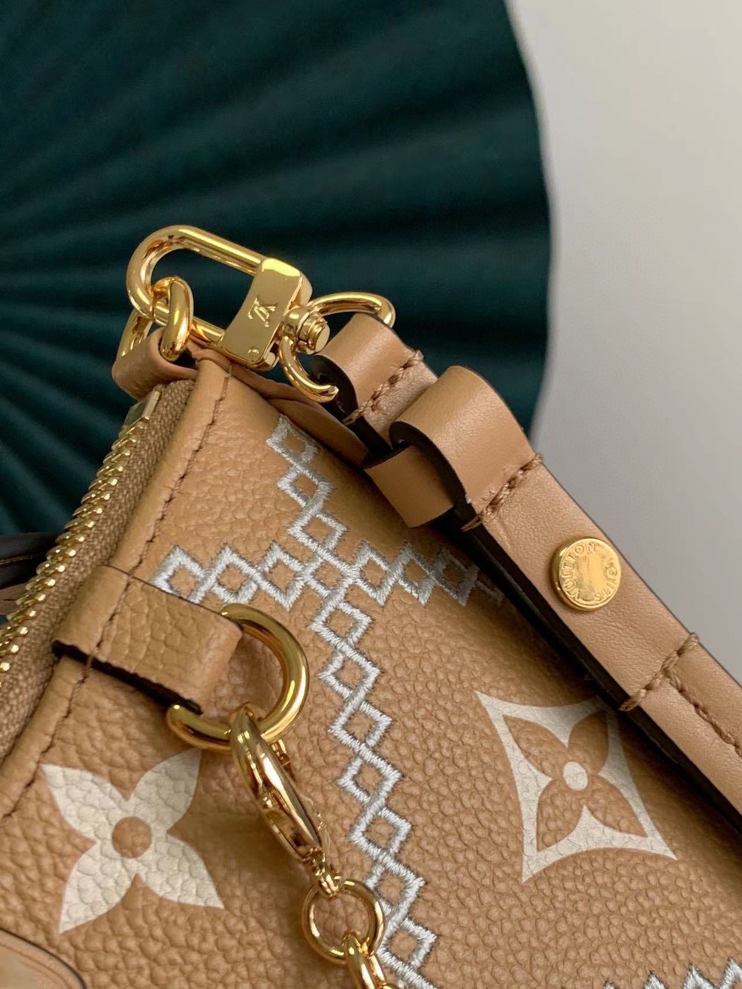 M80349路易威登 LV頂級高仿手提袋 Easy Pouch On Strap