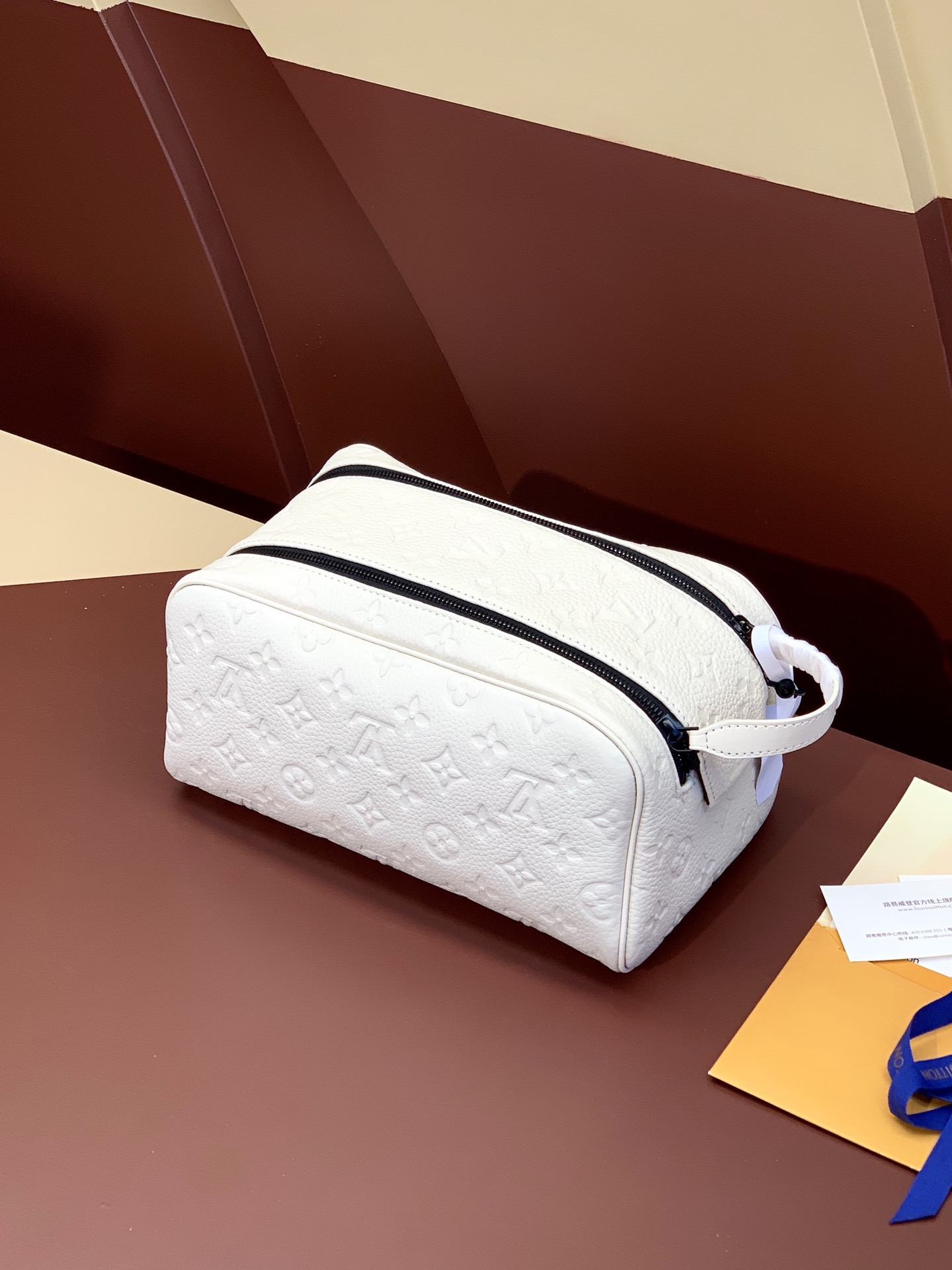M82576 壓花白色 頂級高仿包包 Louis Vuitton Dopp Kit 系列