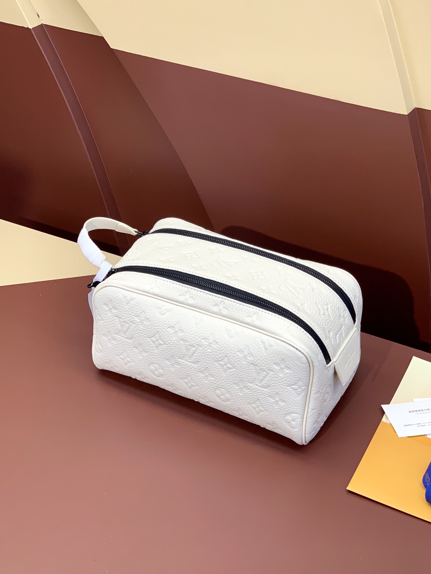 M82576 壓花白色 頂級高仿包包 Louis Vuitton Dopp Kit 系列