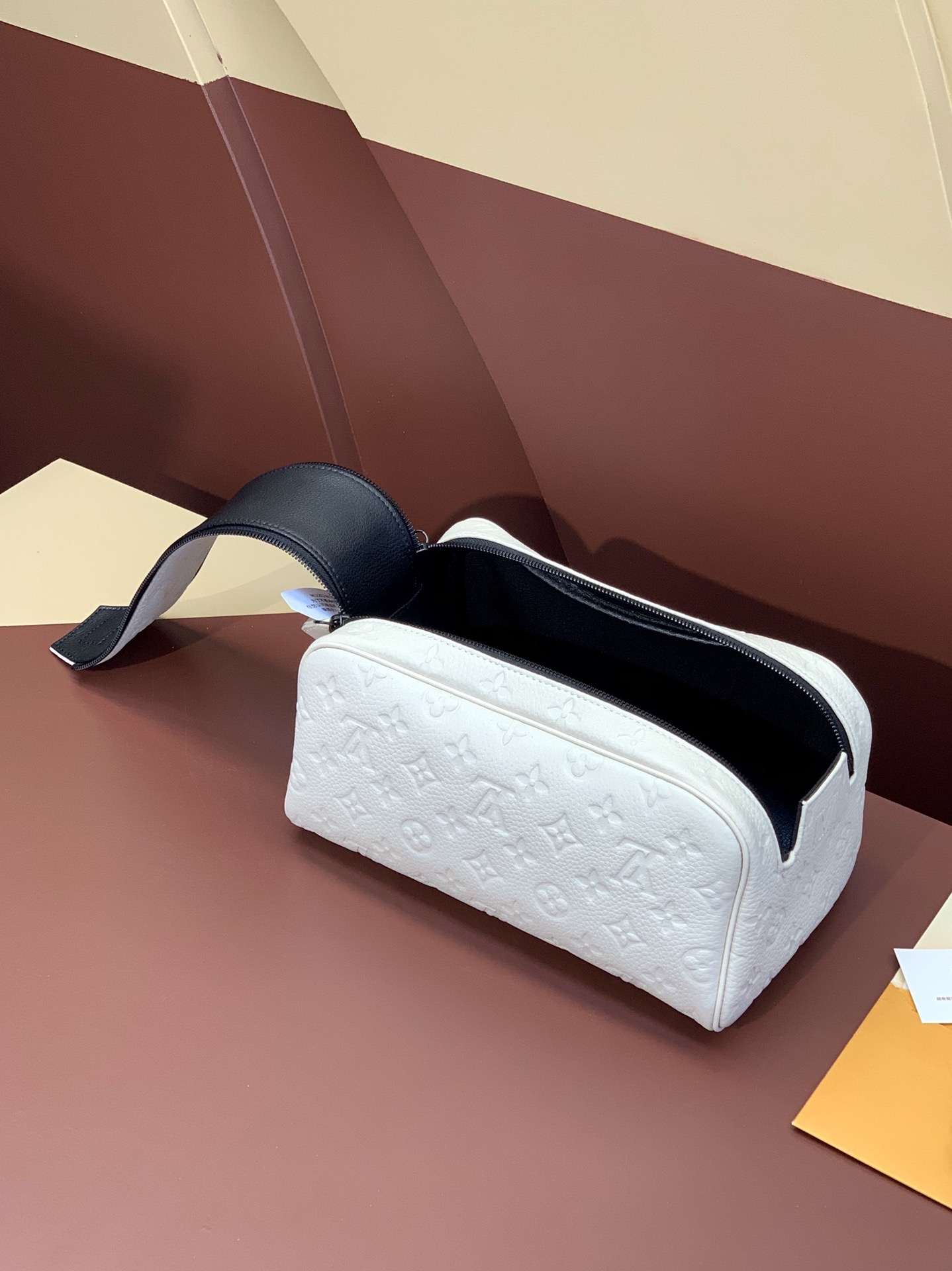 M82576 壓花白色 頂級高仿包包 Louis Vuitton Dopp Kit 系列