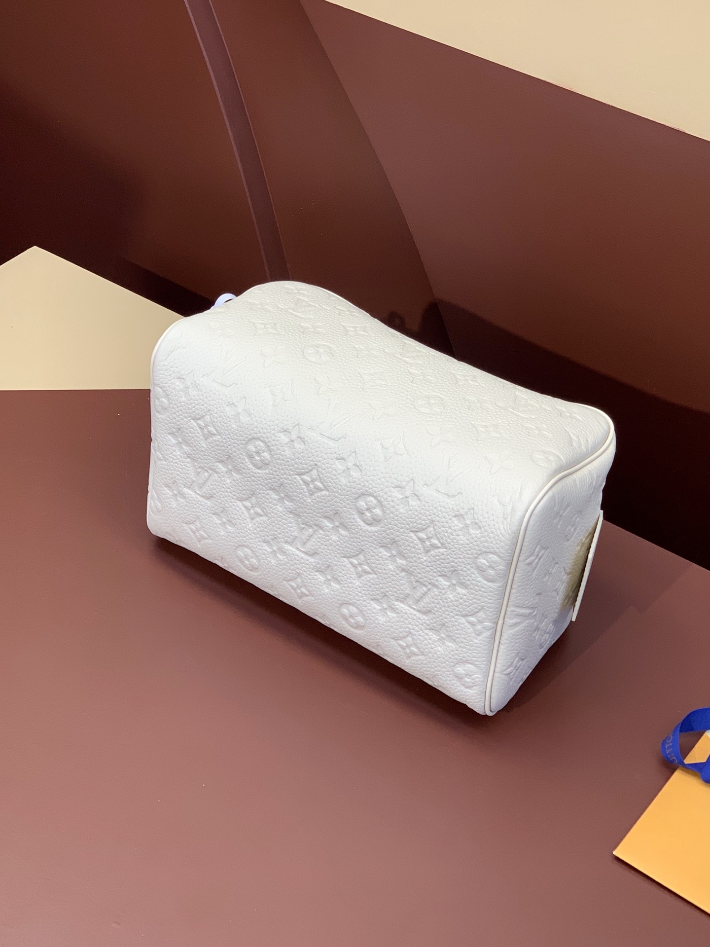 M82576 壓花白色 頂級高仿包包 Louis Vuitton Dopp Kit 系列