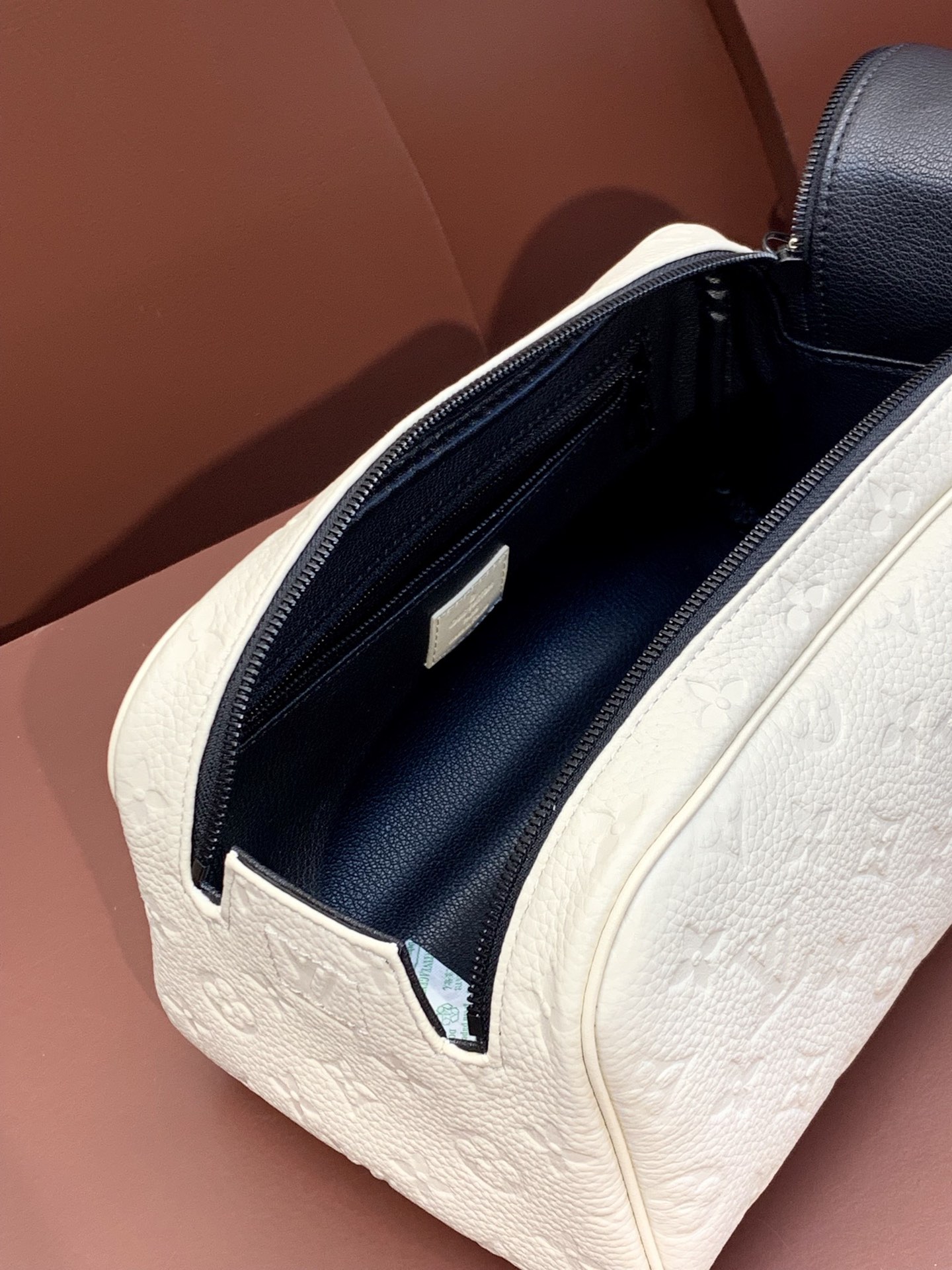 M82576 壓花白色 頂級高仿包包 Louis Vuitton Dopp Kit 系列