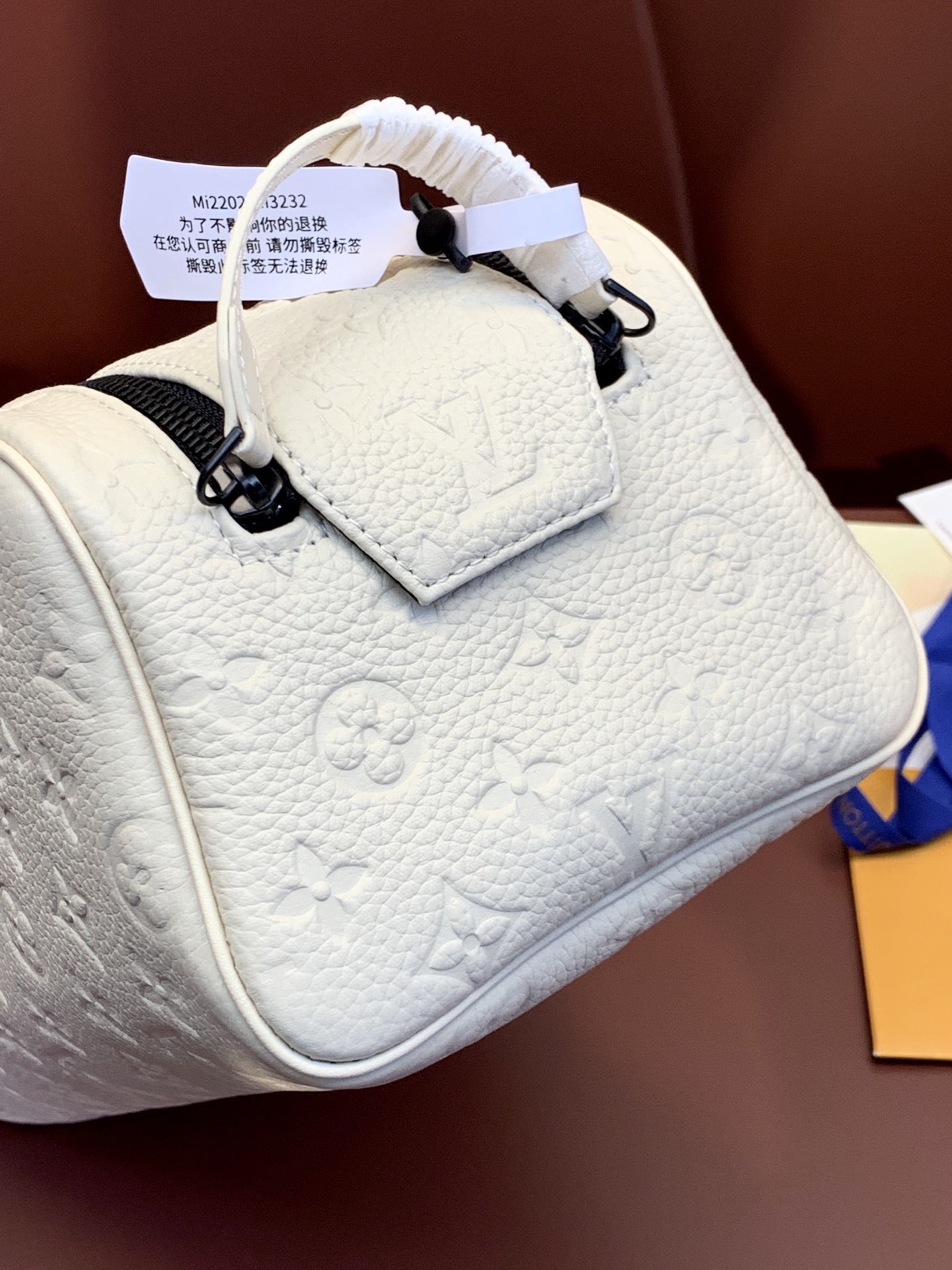 M82576 壓花白色 頂級高仿包包 Louis Vuitton Dopp Kit 系列
