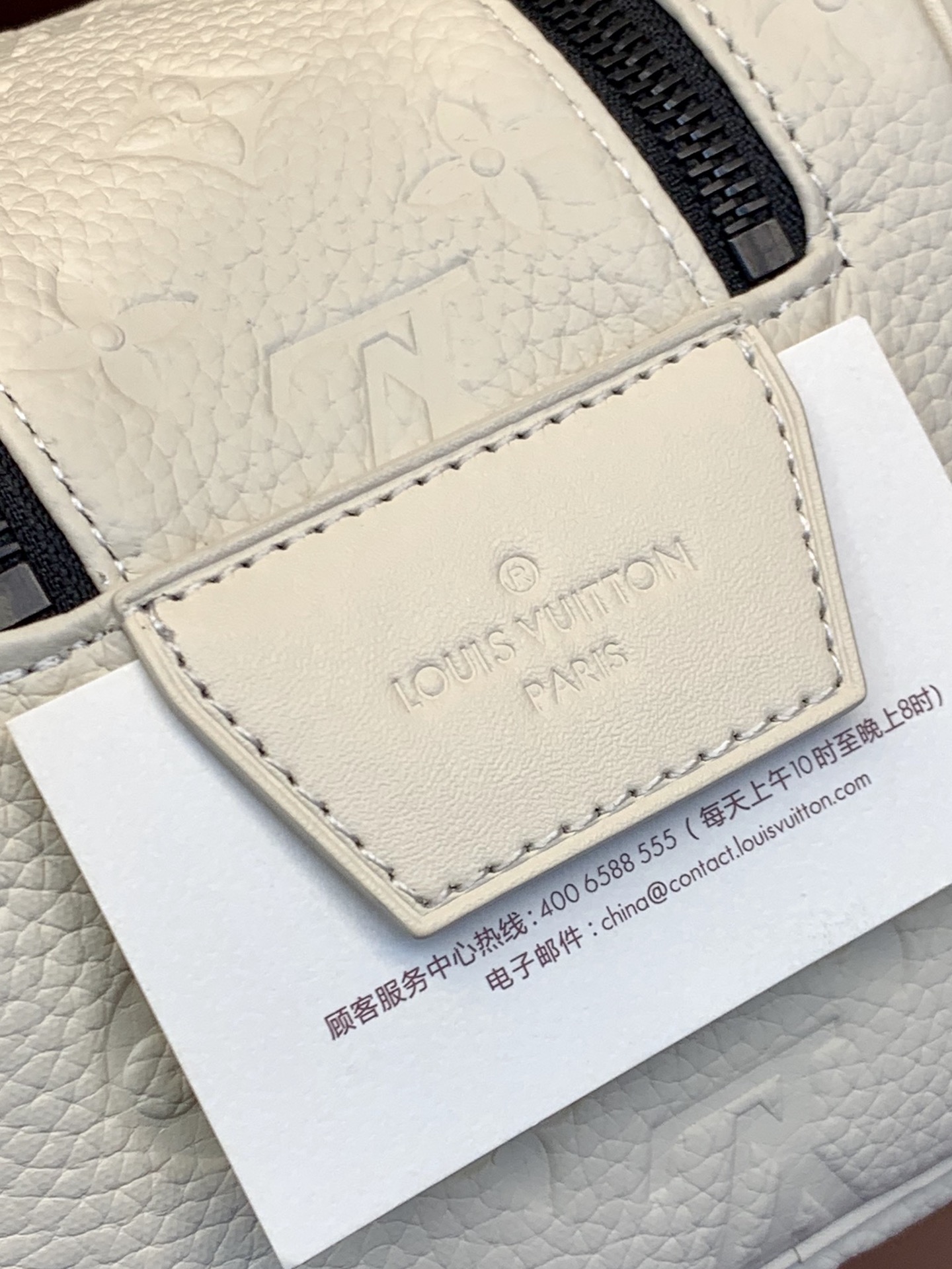 M82576 壓花白色 頂級高仿包包 Louis Vuitton Dopp Kit 系列