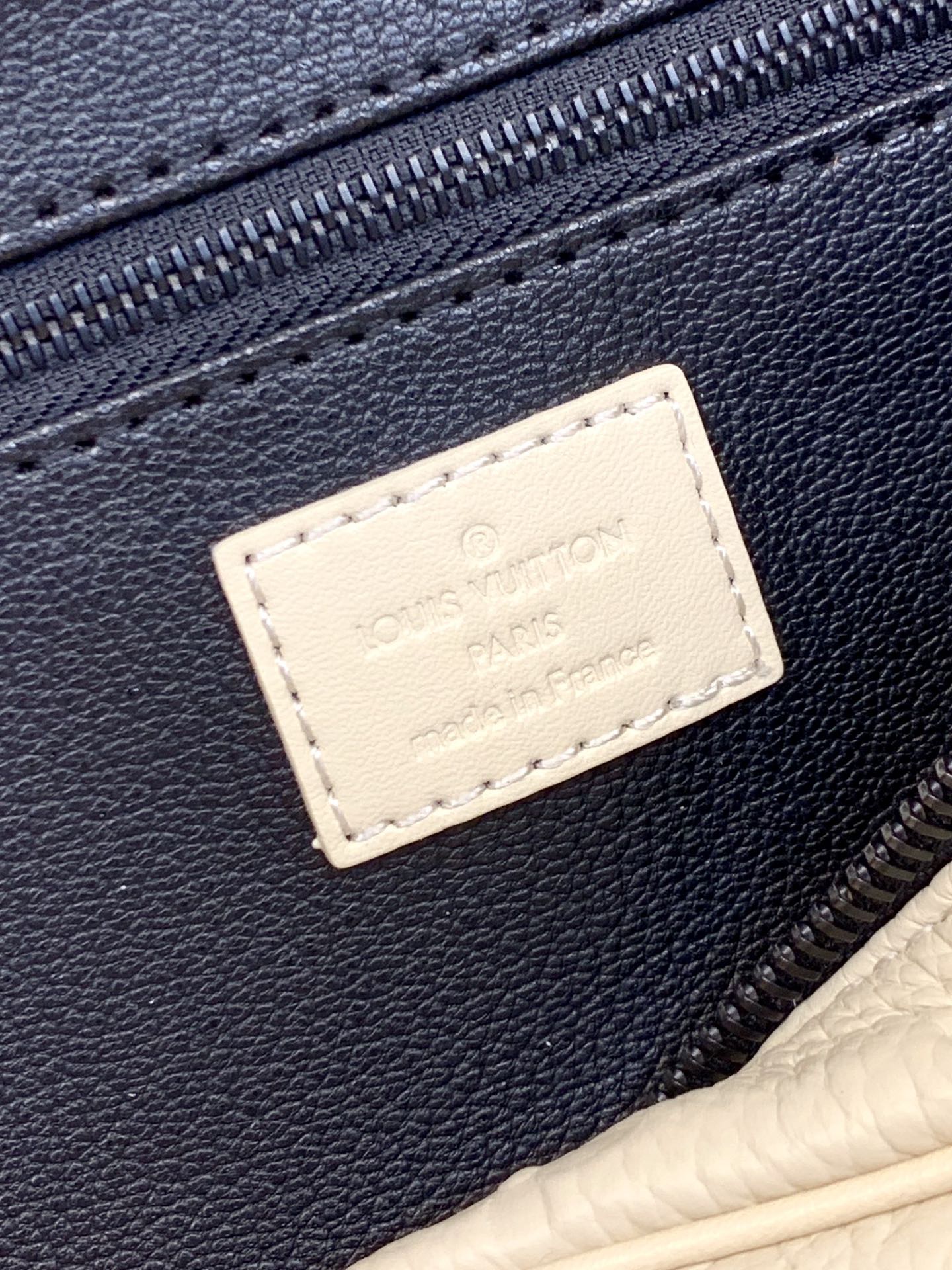 M82576 壓花白色 頂級高仿包包 Louis Vuitton Dopp Kit 系列