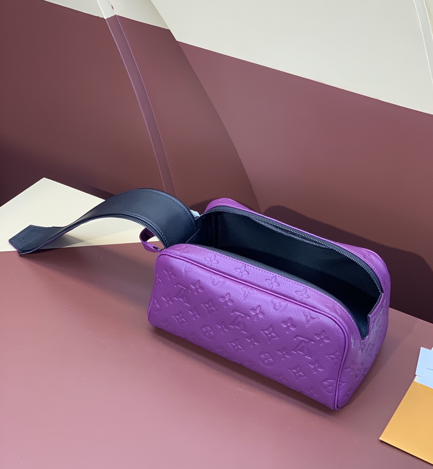 M82576 壓花紫色 Dopp Kit Taurillon 皮革 LVA貨包包