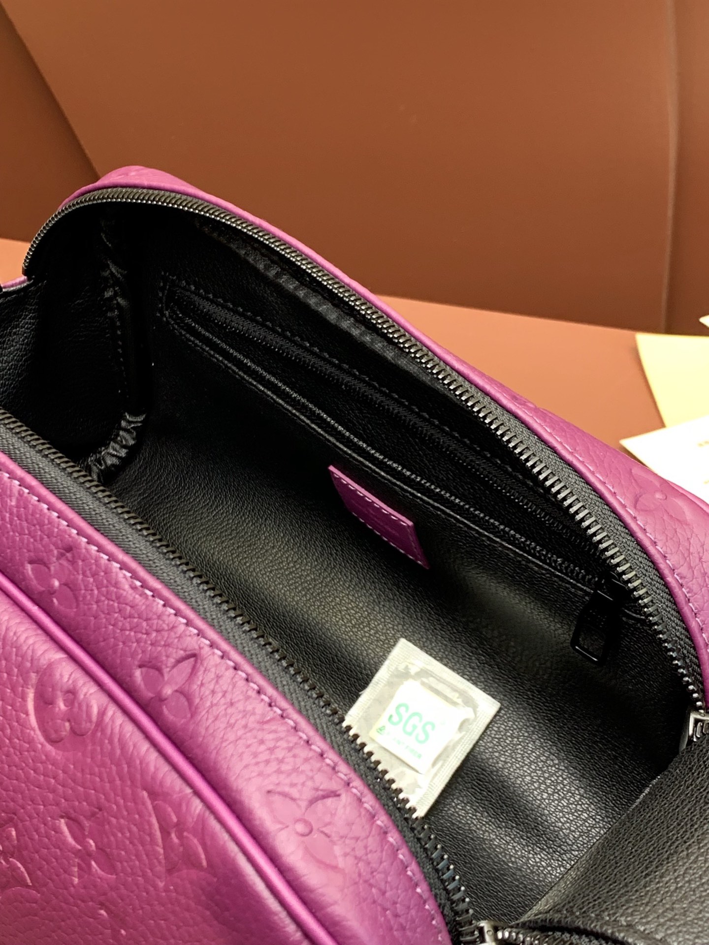 M82576 壓花紫色 Dopp Kit Taurillon 皮革 LVA貨包包