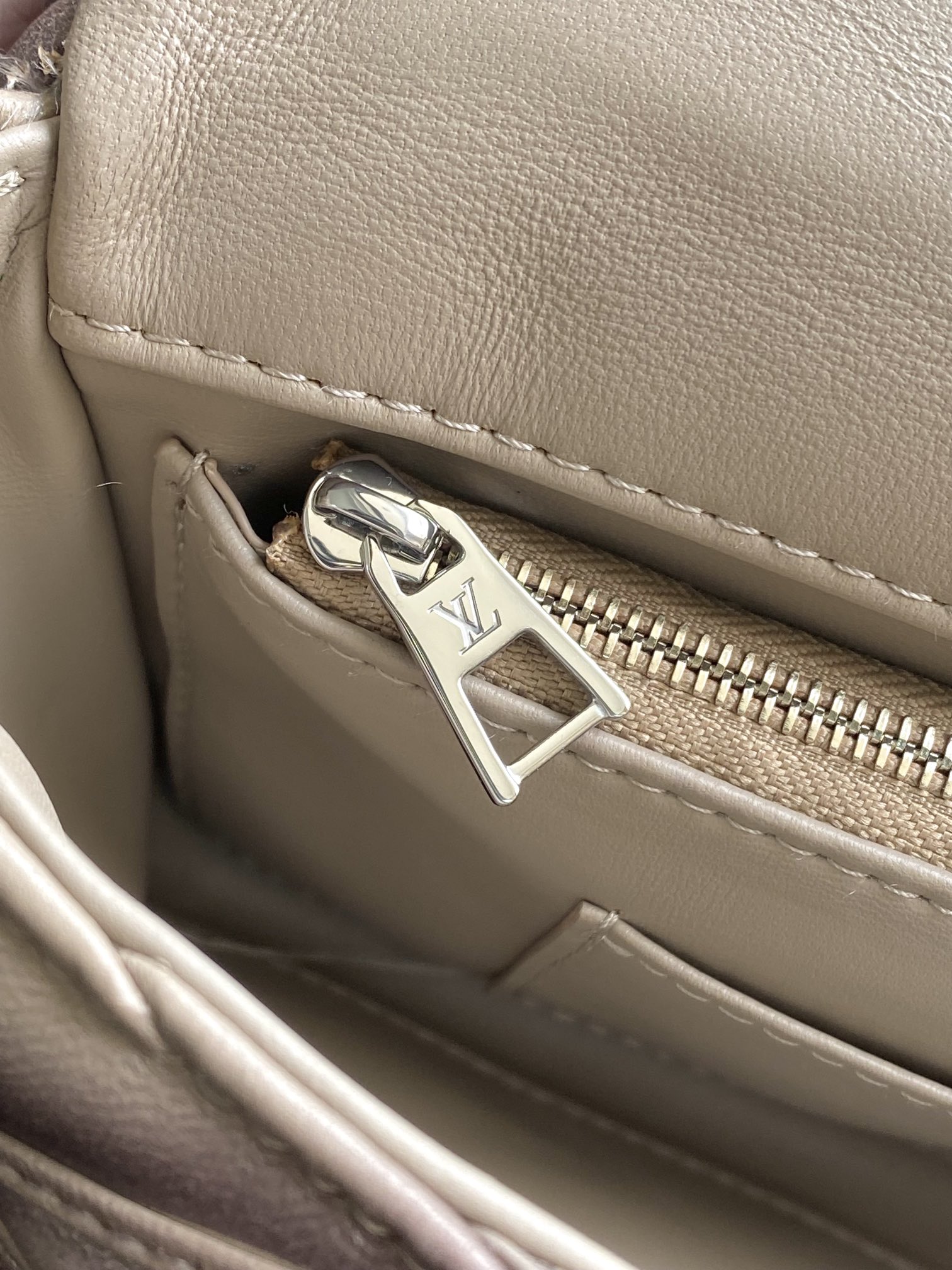 M23045 Louis Vuitton 原單一比一復刻包包 銀灰色